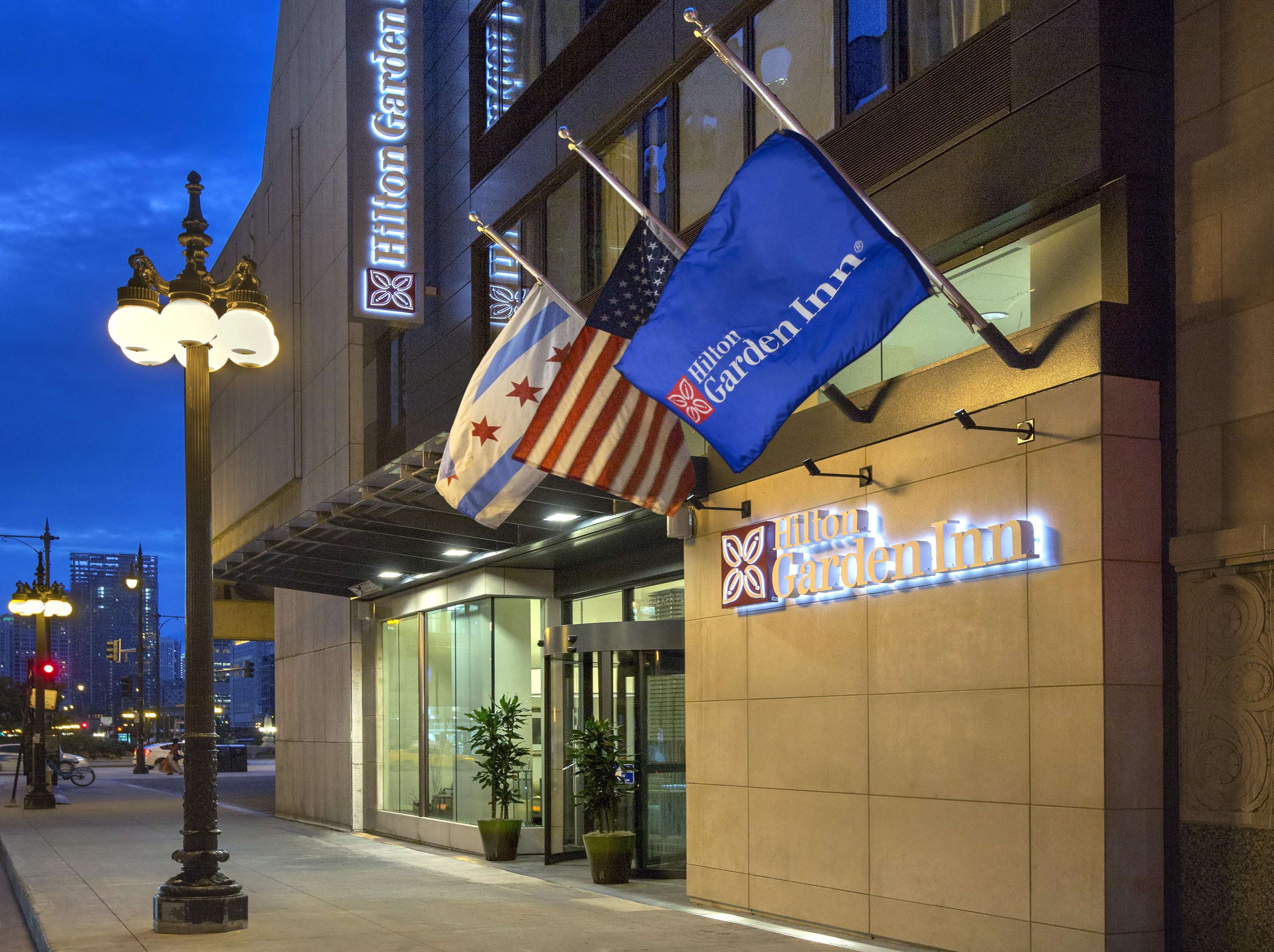 Hilton Garden Inn Chicago Downtown Riverwalk Photo