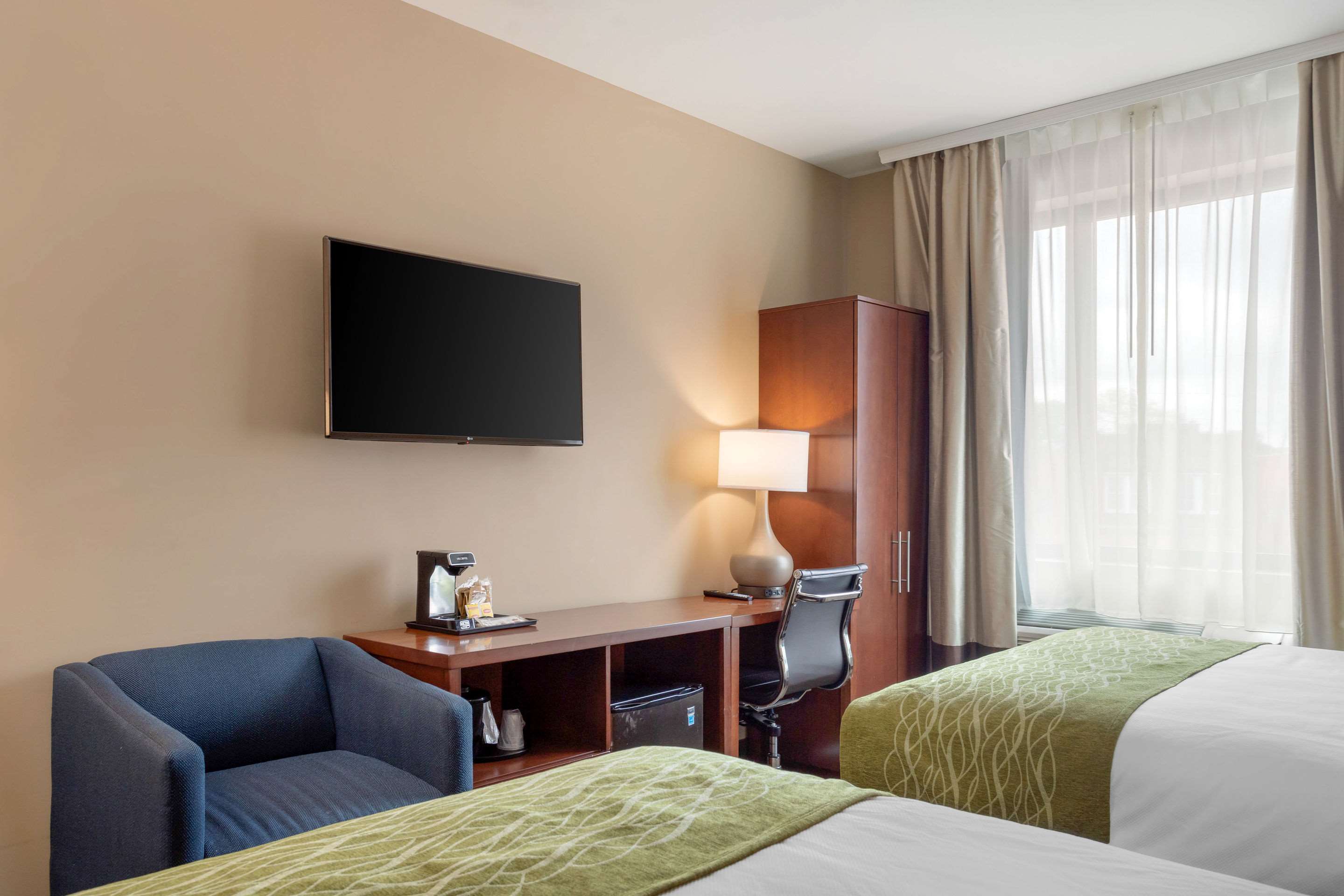 Comfort Inn & Suites Near Jfk Air Train Photo