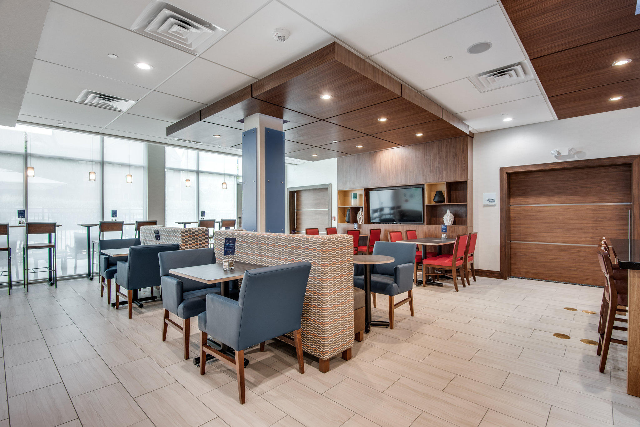 Holiday Inn Express & Suites Dallas North - Addison Photo