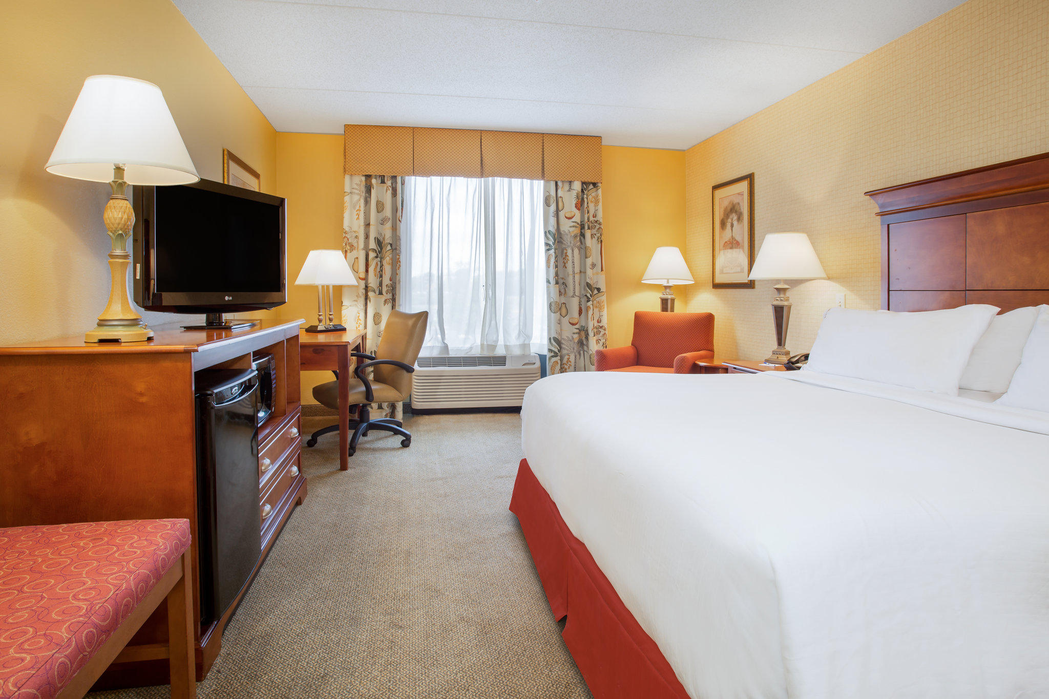 Holiday Inn Express & Suites Bloomington Photo