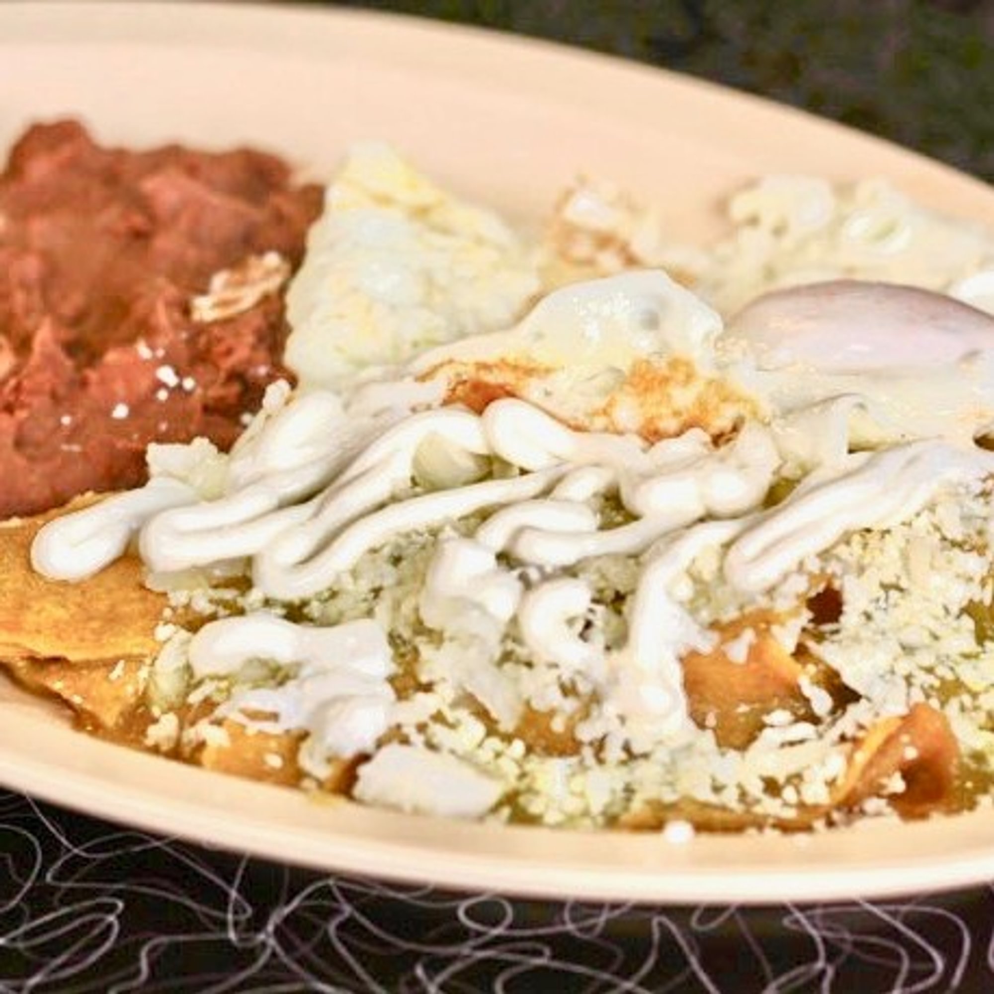Chilaquiles con Huevo y Guiso