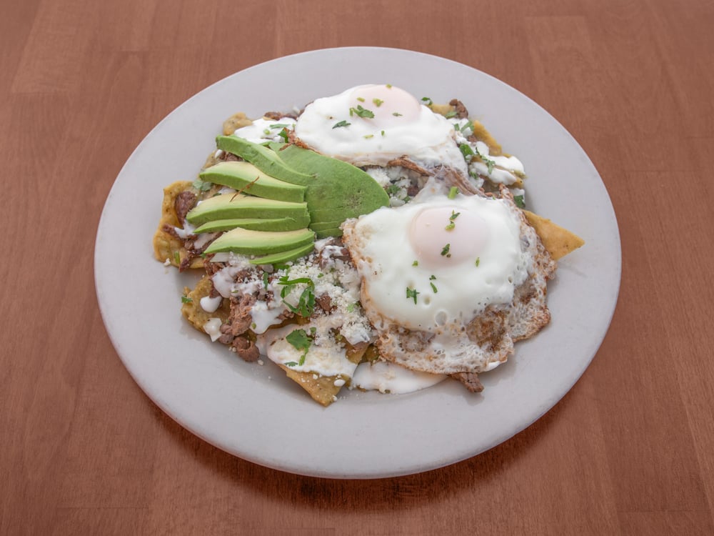 Chilaquiles Con Carne Y 2 Huevos Fritos / Chilaquiles with Meat and Two Fried Eggs