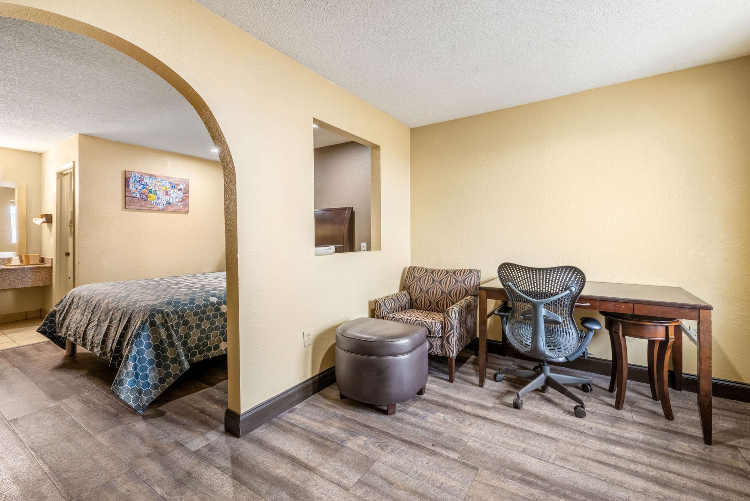 Econo Lodge Inn & Suites Photo