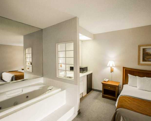 Images Rodeway Inn & Suites On The River