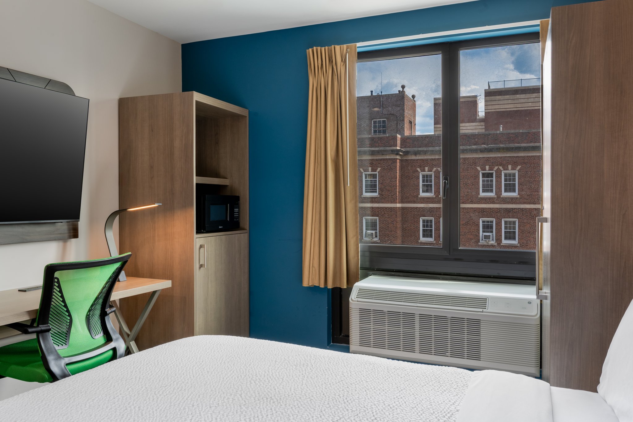 Holiday Inn Express & Suites Bronx - Zoo Area by IHG Image