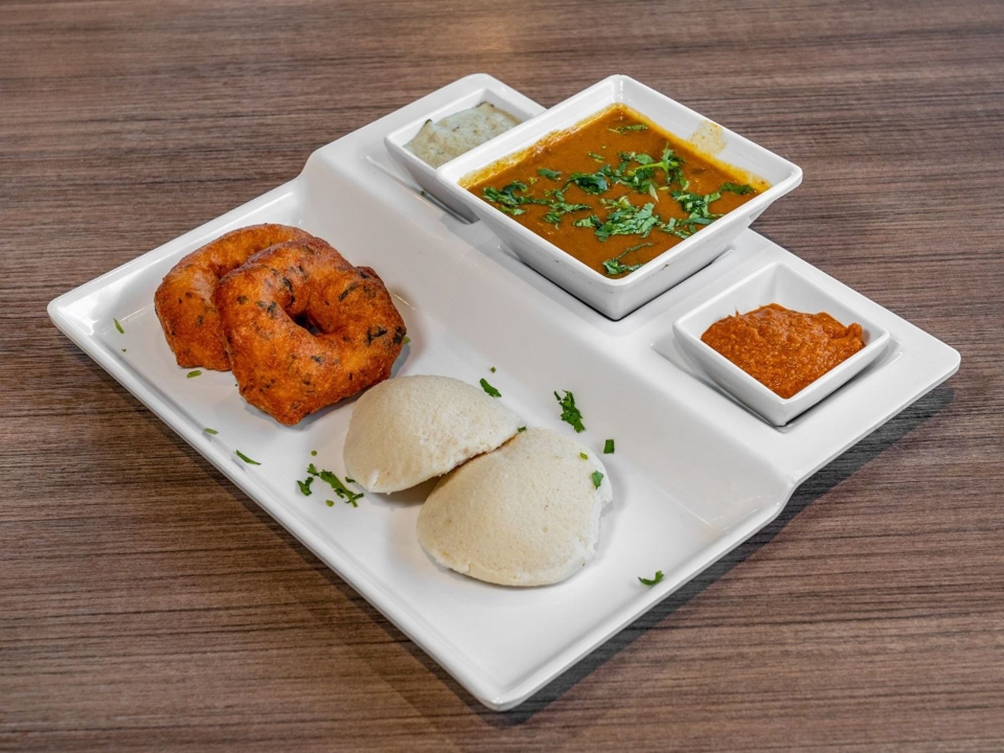 Idli Vada Platter (2 Idli & 2 Vada)