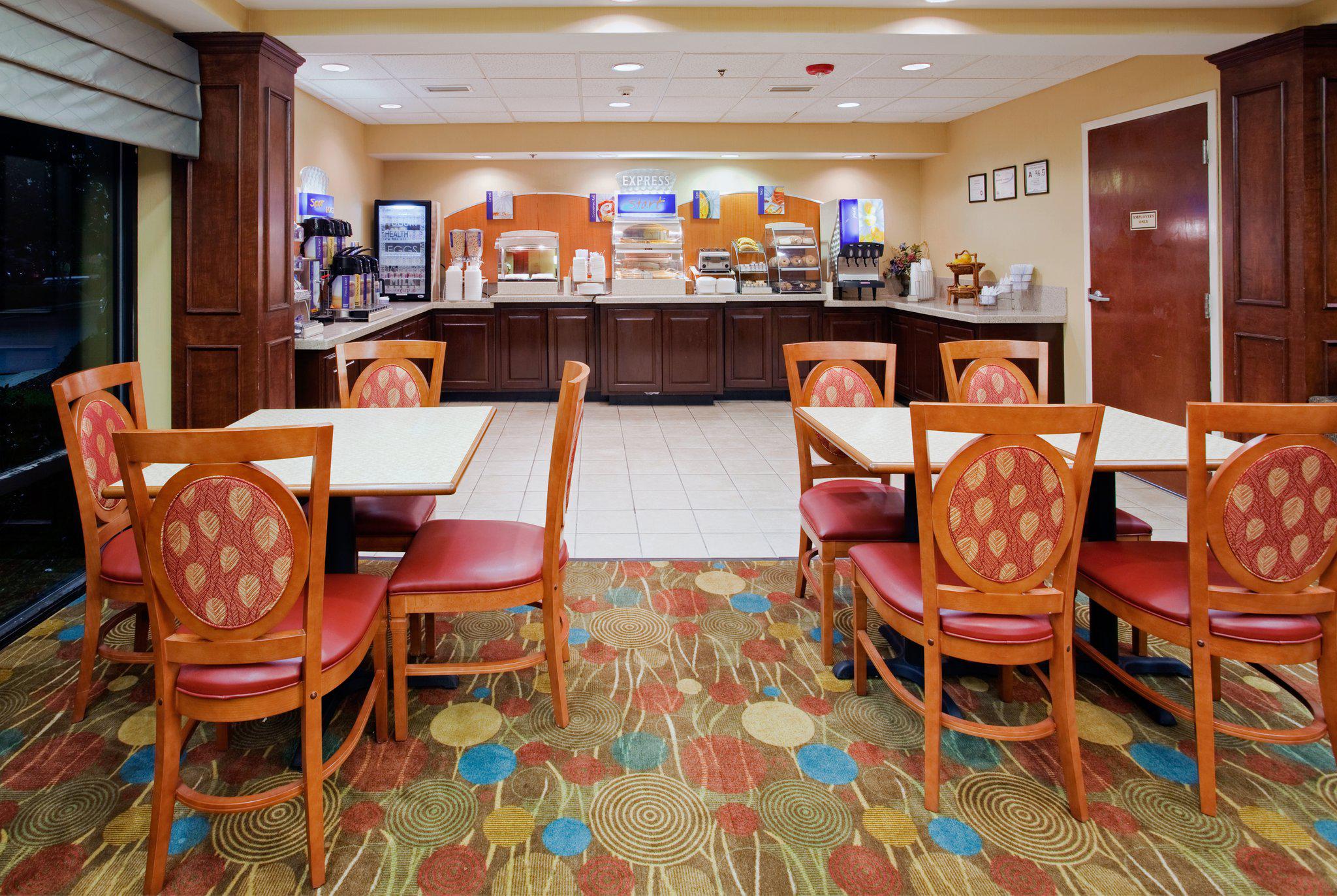 Holiday Inn Express Raleigh-Durham Airport Photo