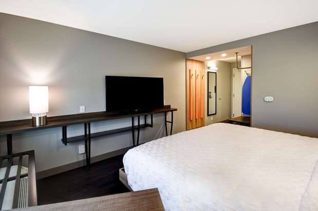 Images Tru by Hilton Sterling Heights Detroit