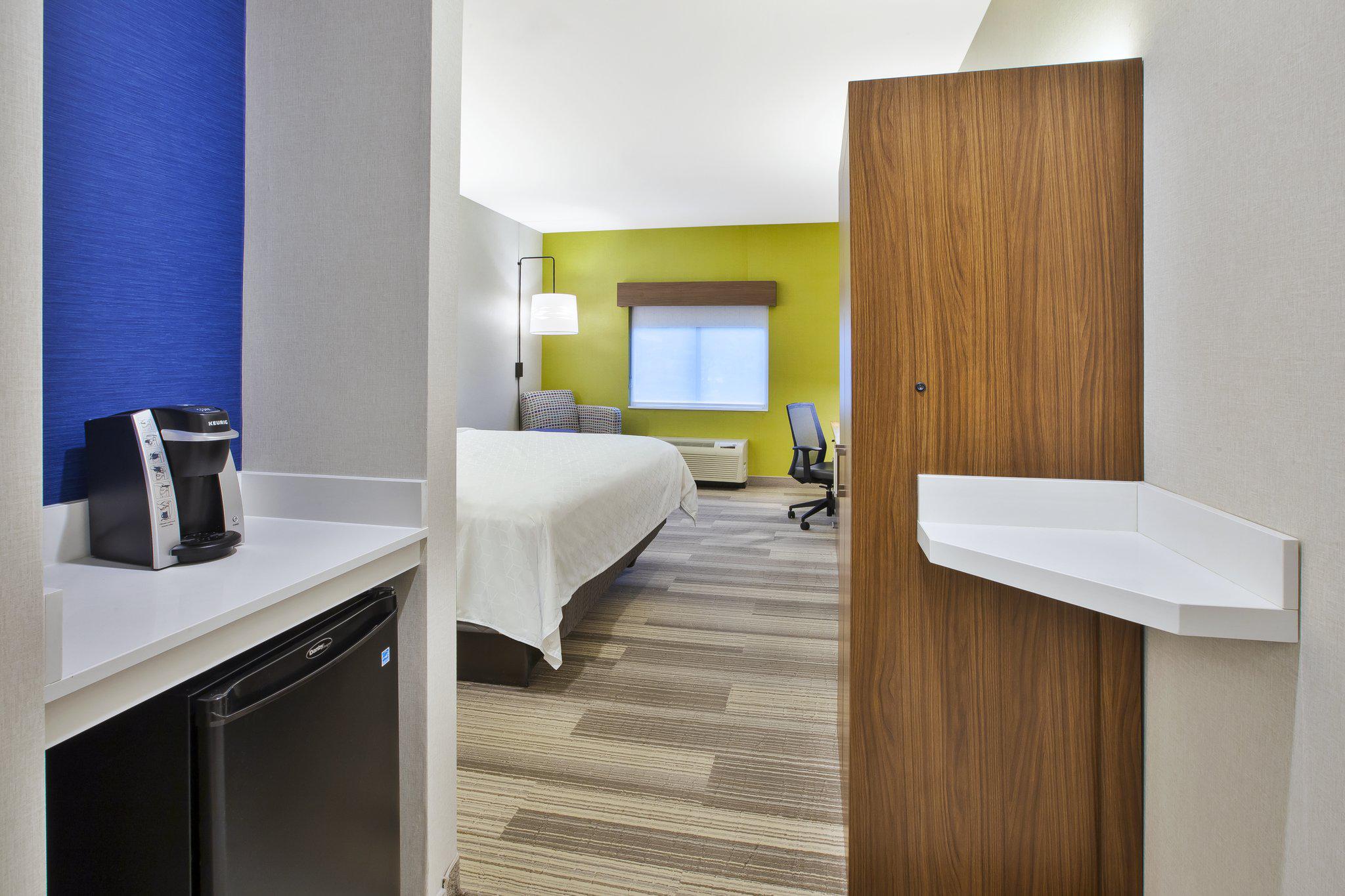 Holiday Inn Express & Suites Rochester-Victor Photo