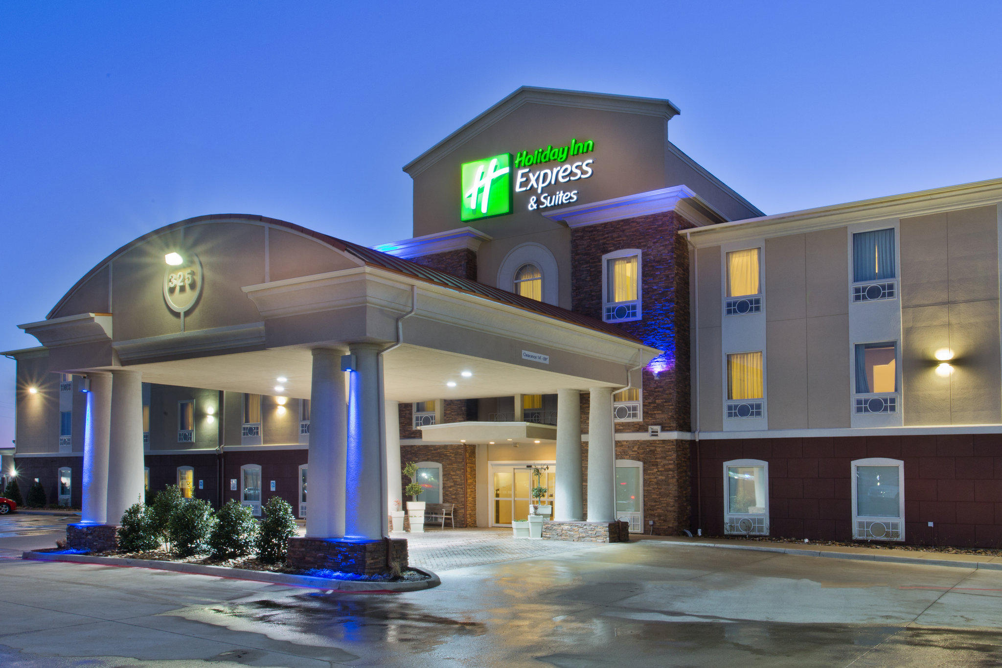 Holiday Inn Express & Suites Alvarado Photo