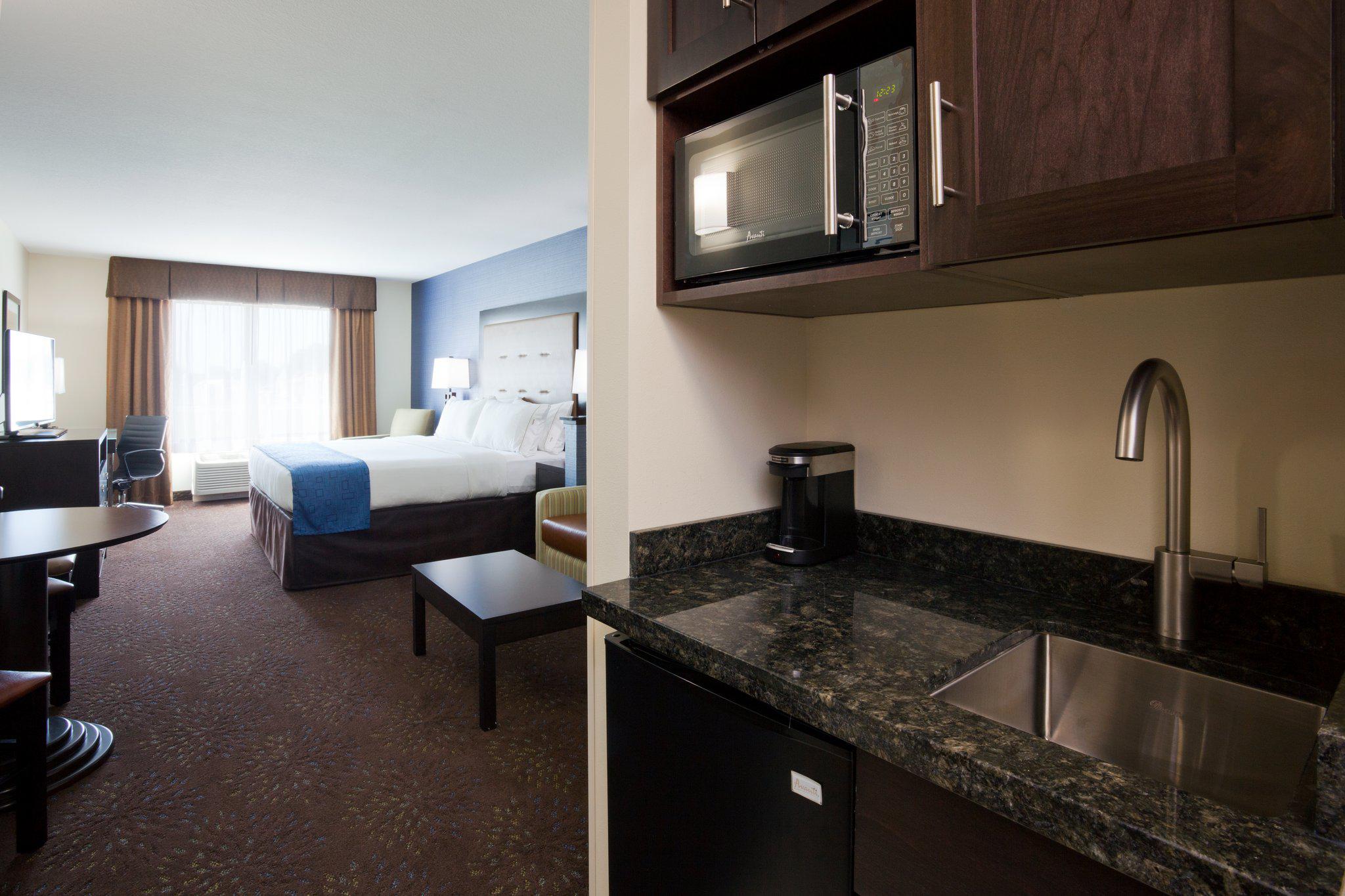 Holiday Inn Express & Suites Fort Dodge Photo