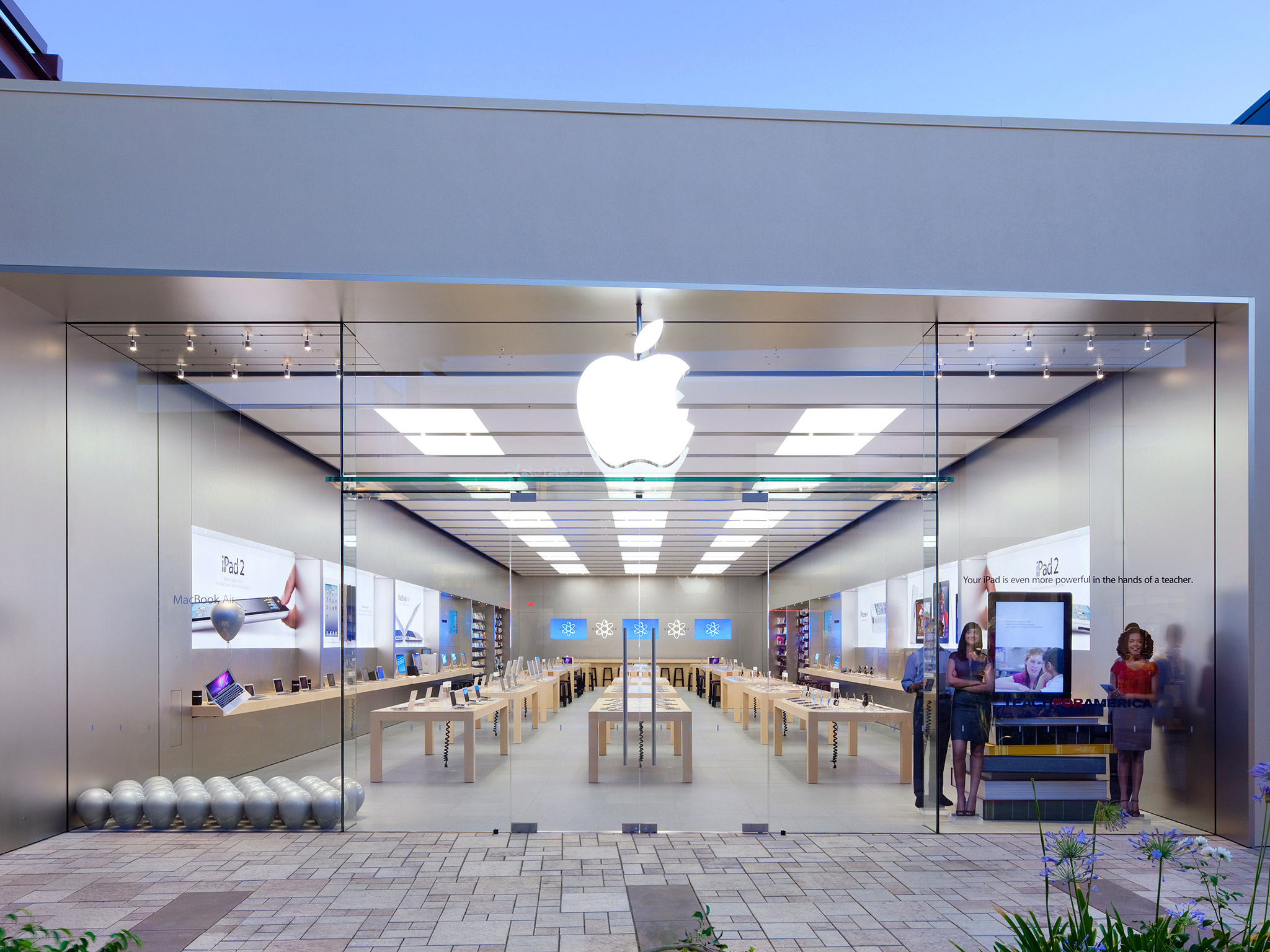 Apple Valencia Town Center Photo