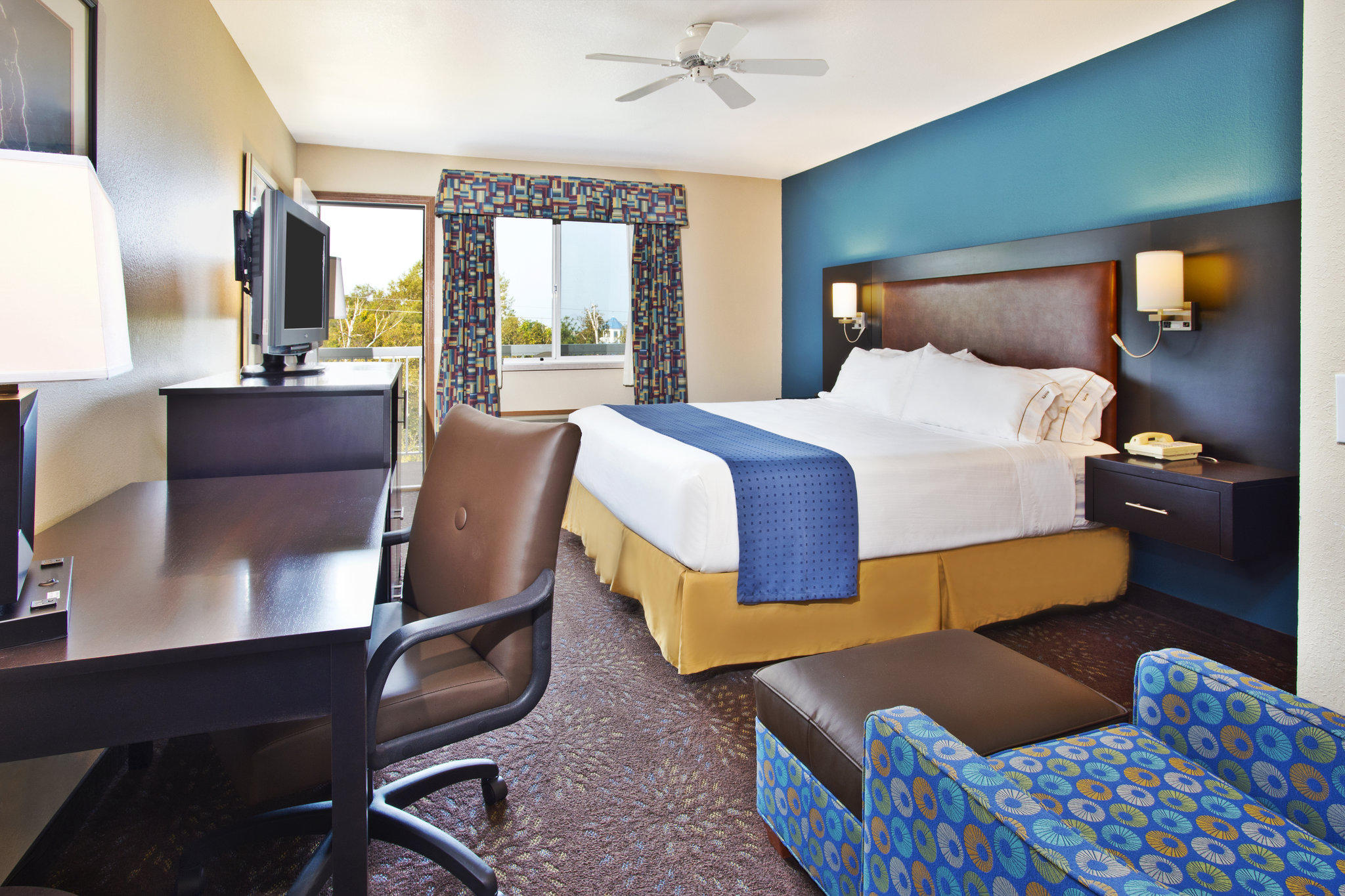 Holiday Inn Express Mackinaw City Photo