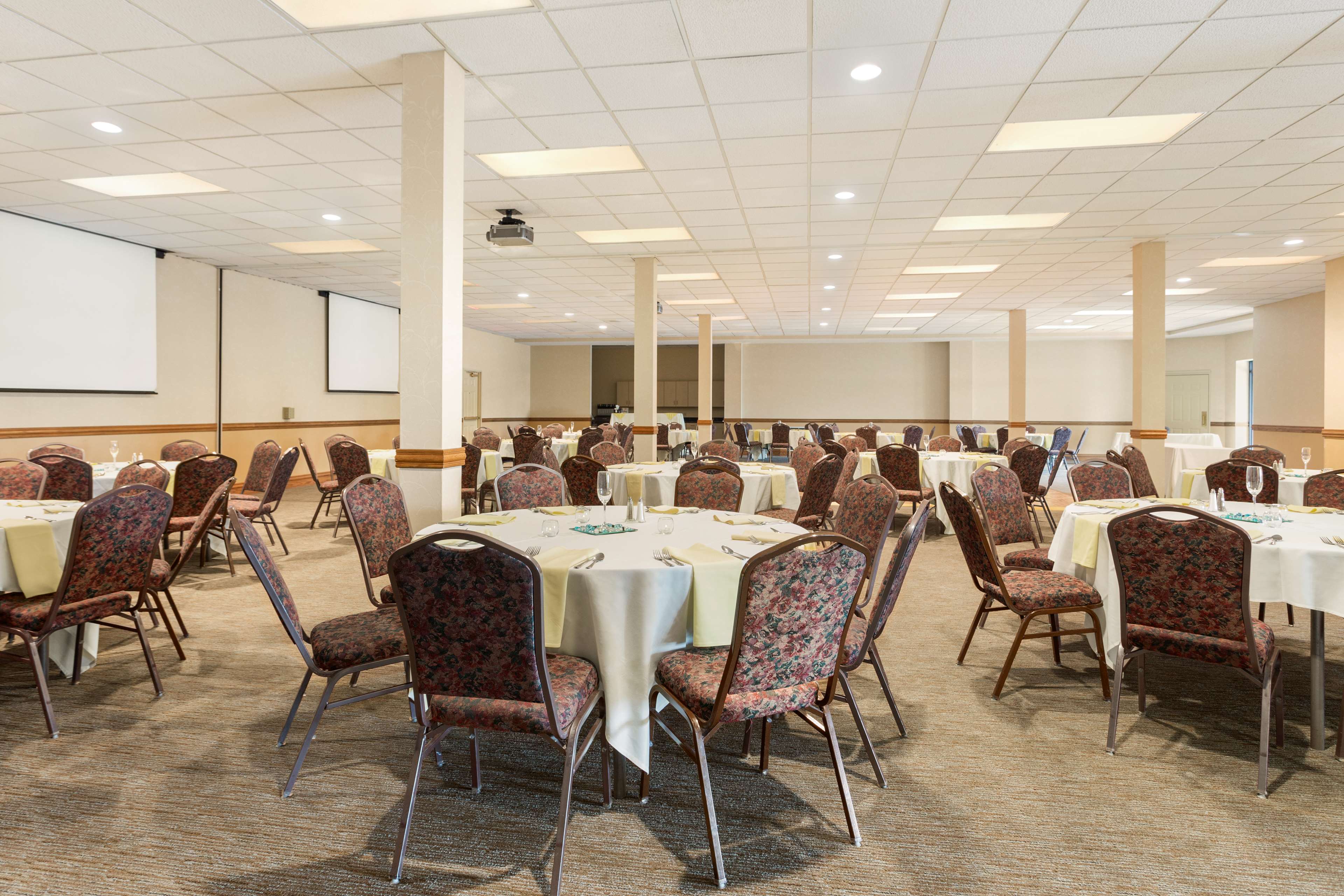 Country Inn & Suites by Radisson, Lincoln North Hotel and Conference Center, NE Photo