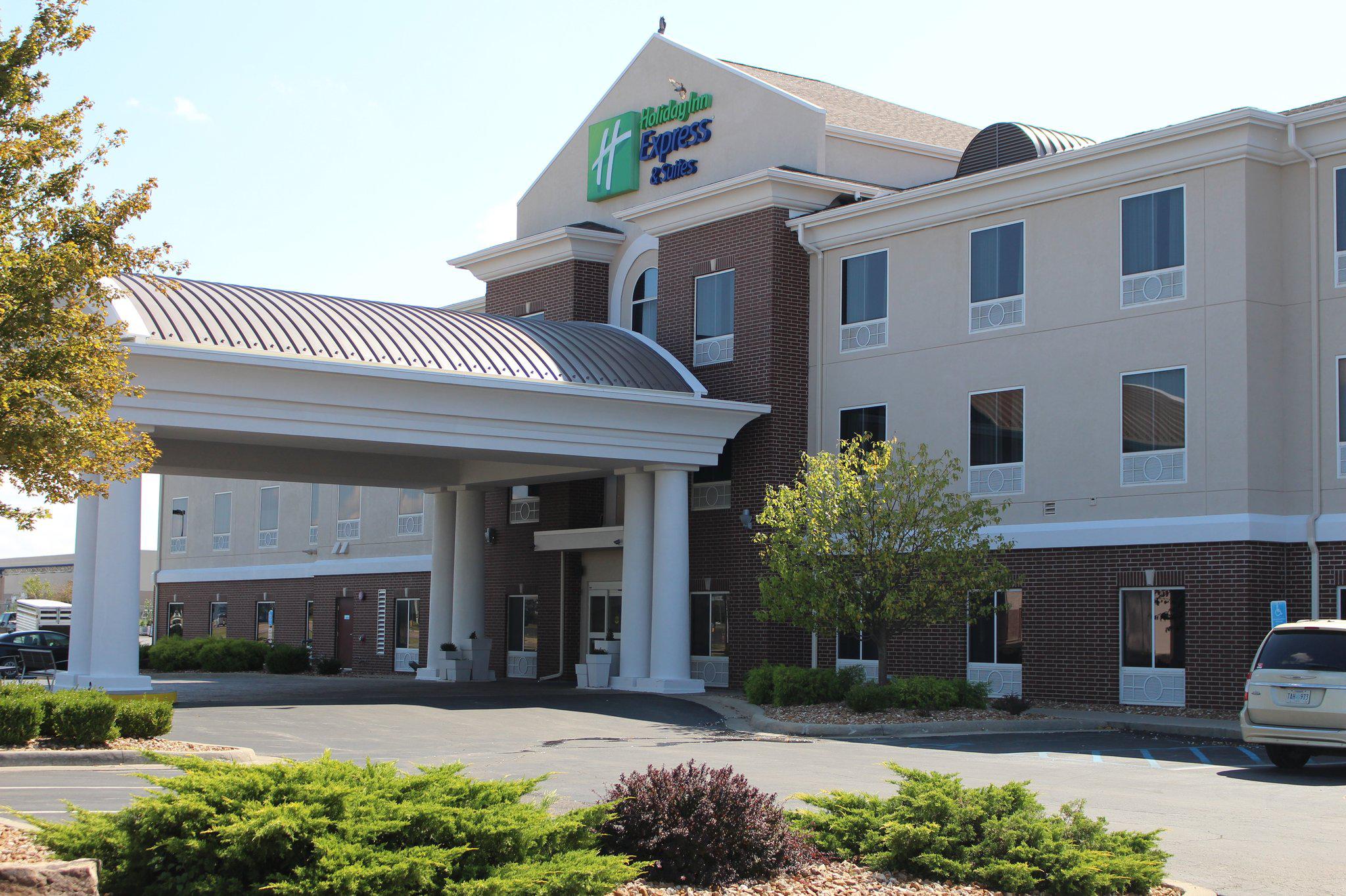 Holiday Inn Express & Suites Sedalia Photo