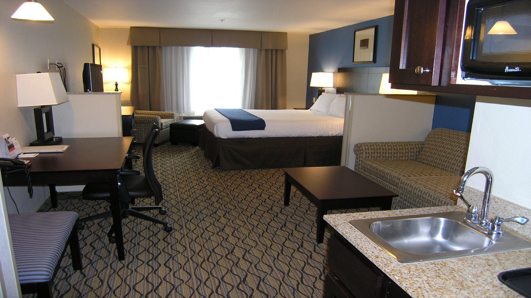 Holiday Inn Express & Suites Belle Vernon Photo