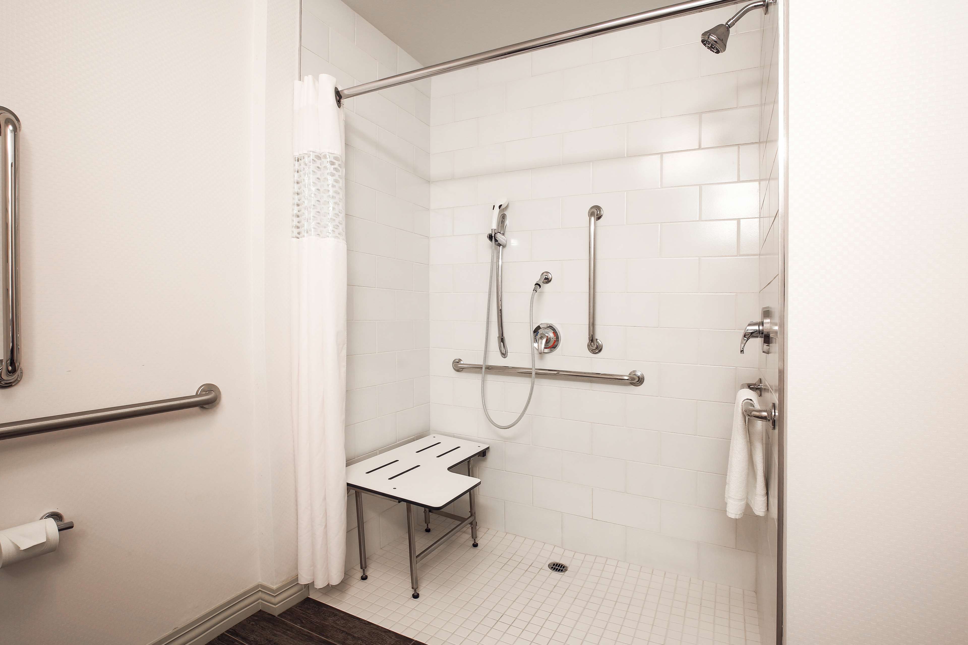 Guest room bath