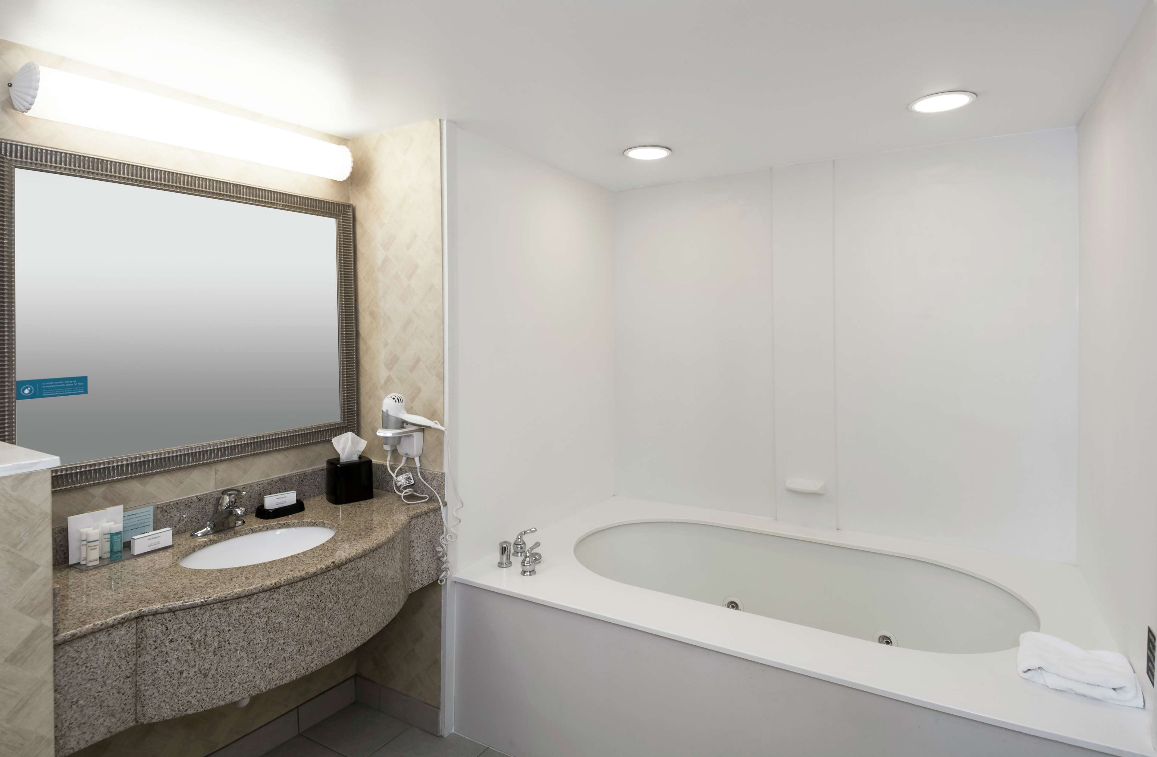 Hampton Inn & Suites Jacksonville Deerwood Park Photo