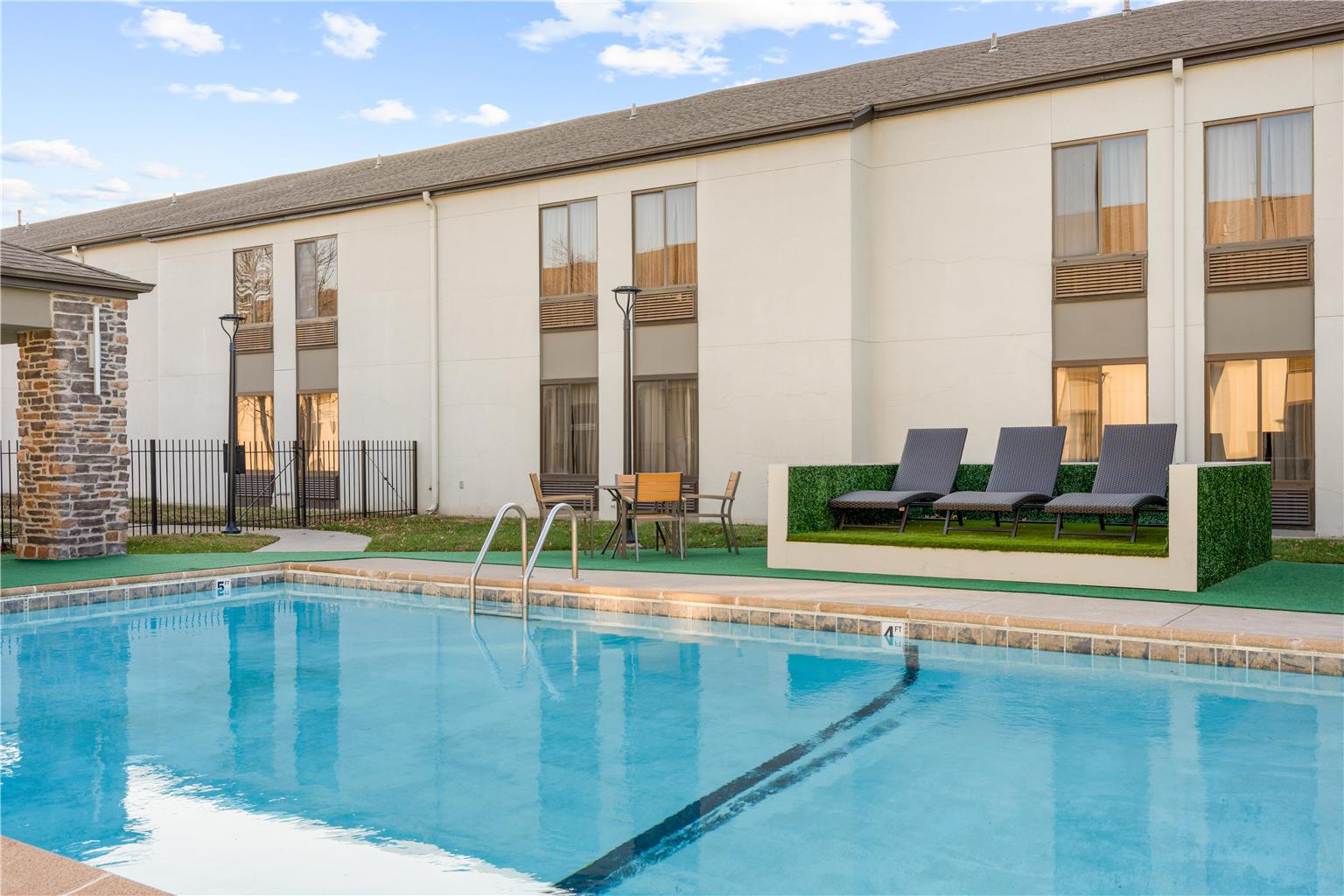 Best Western Courtview Hotel Image