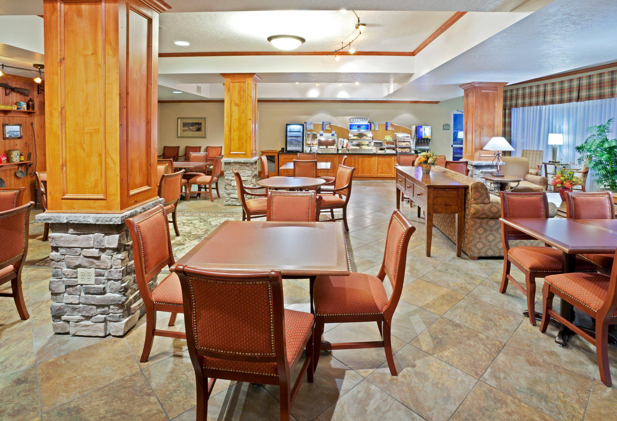 Holiday Inn Express & Suites Fairbanks Photo