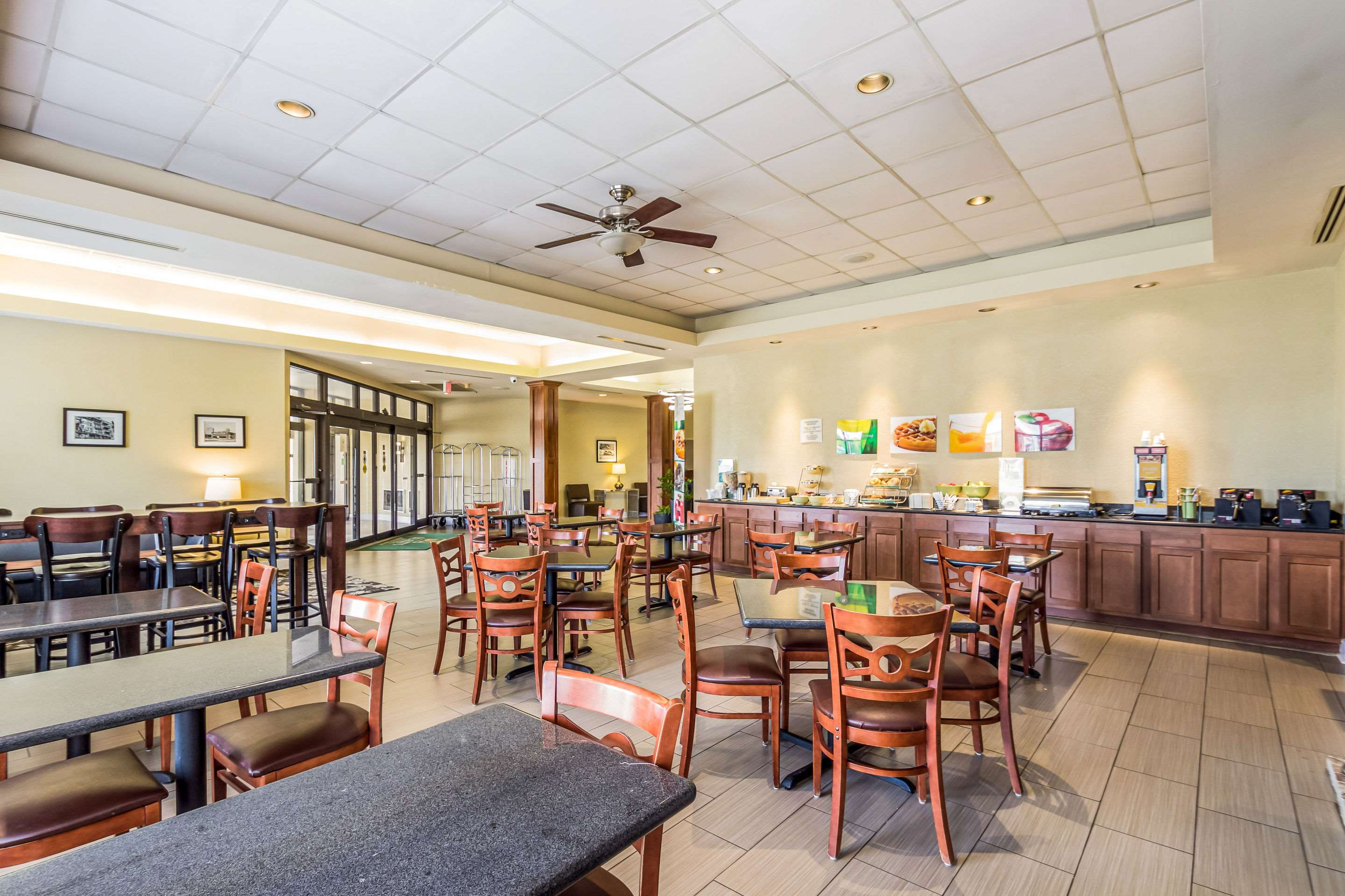 Quality Suites Milwaukee Airport Photo