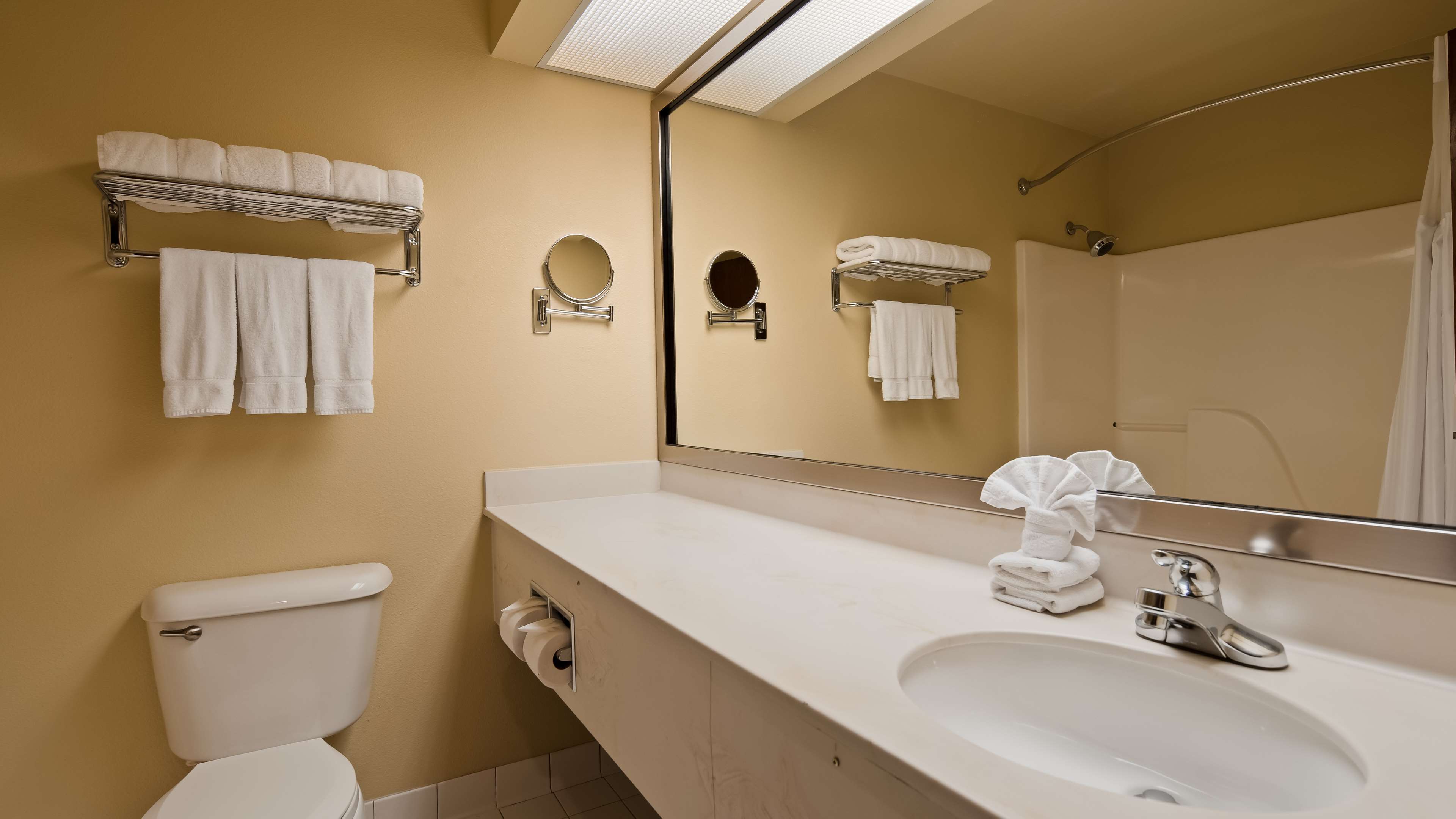 Best Western Plus Plaza by the Green Photo