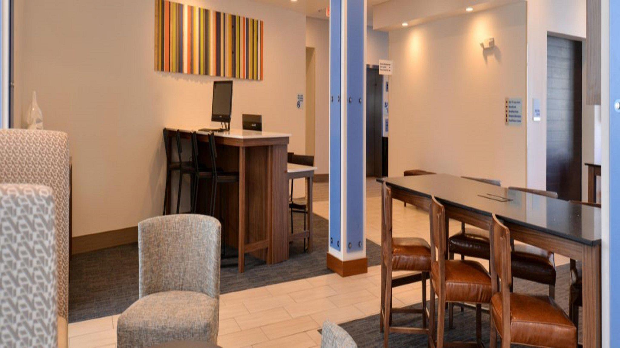 Holiday Inn Express & Suites Southgate - Detroit Area Photo