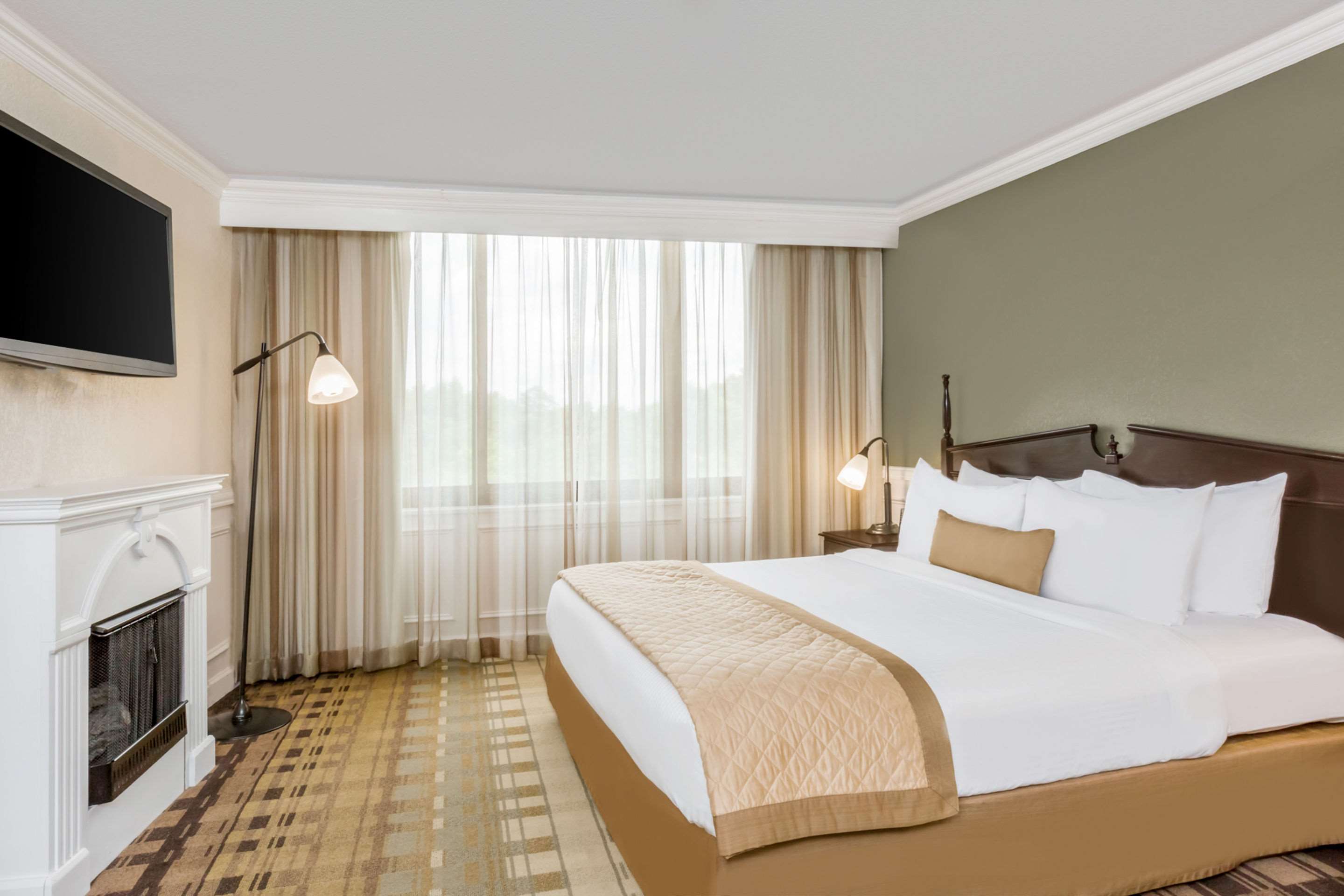 Clarion Hotel & Suites Photo