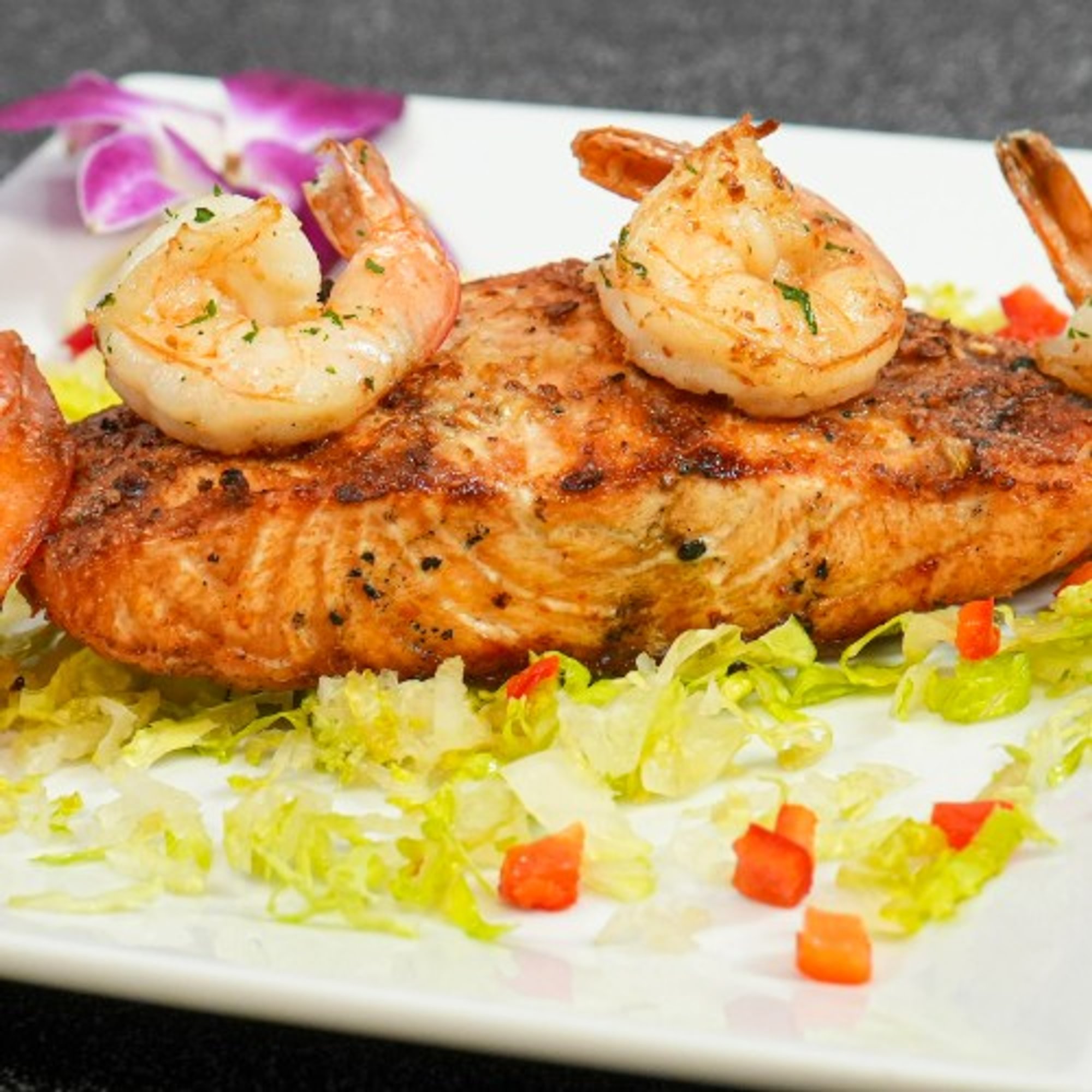 Salmon Con Camarones Al Grill