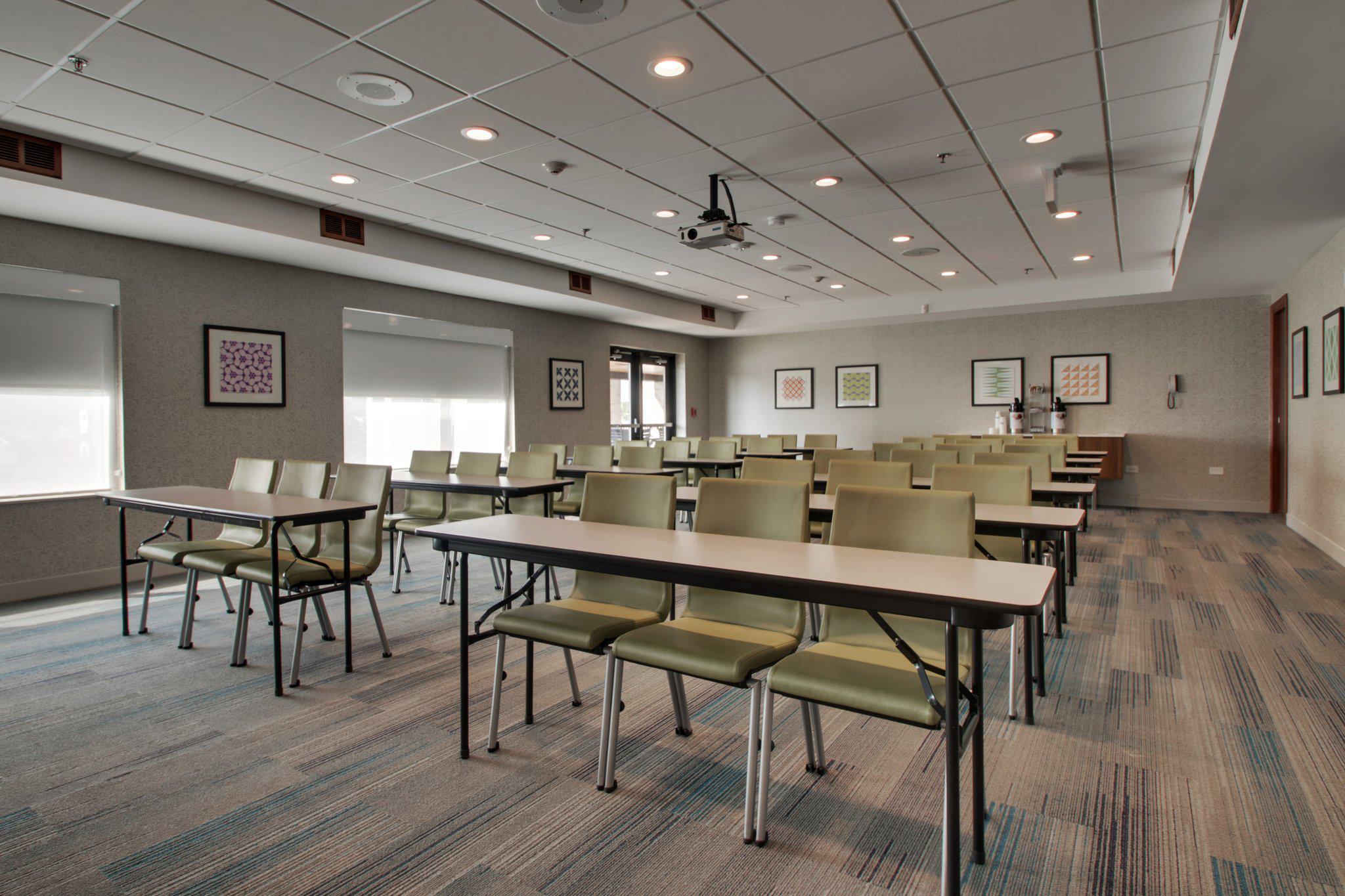 Holiday Inn Express & Suites Aurora - Naperville Photo