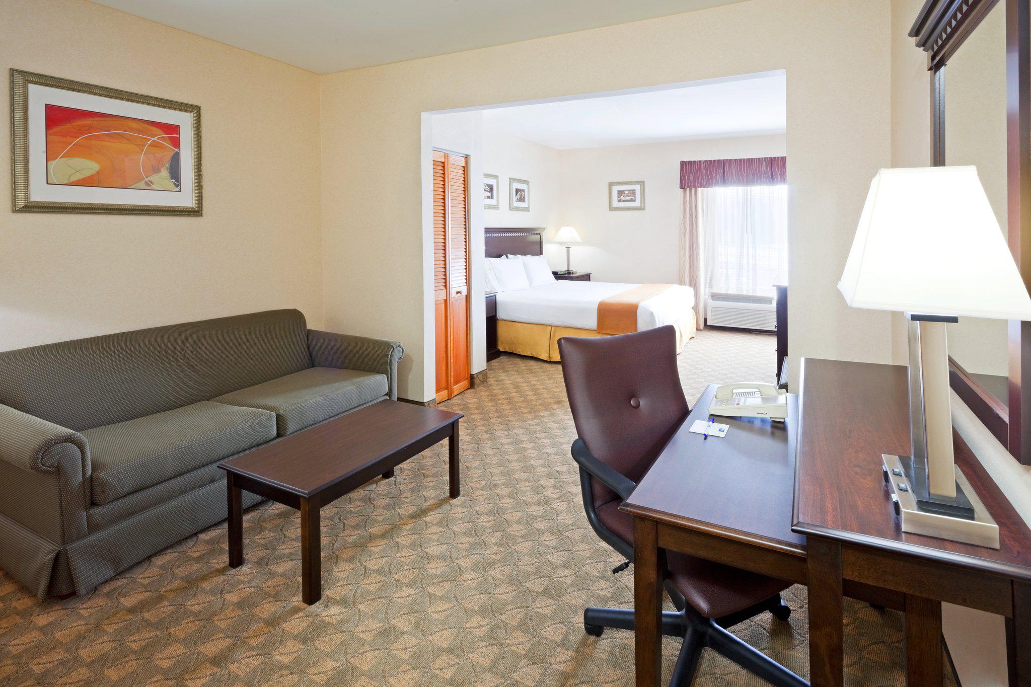 Holiday Inn Express & Suites Carneys Point - Pennsville Photo