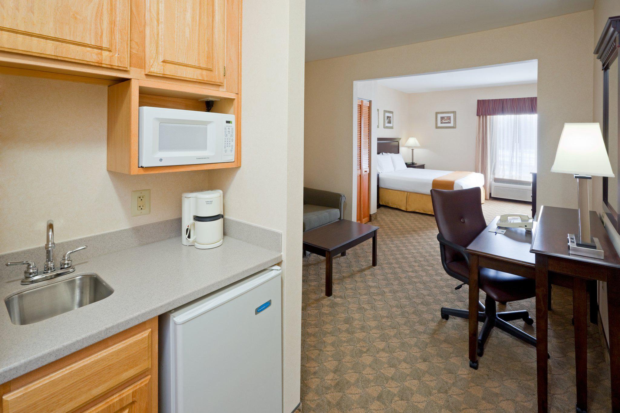 Holiday Inn Express & Suites Carneys Point - Pennsville Photo