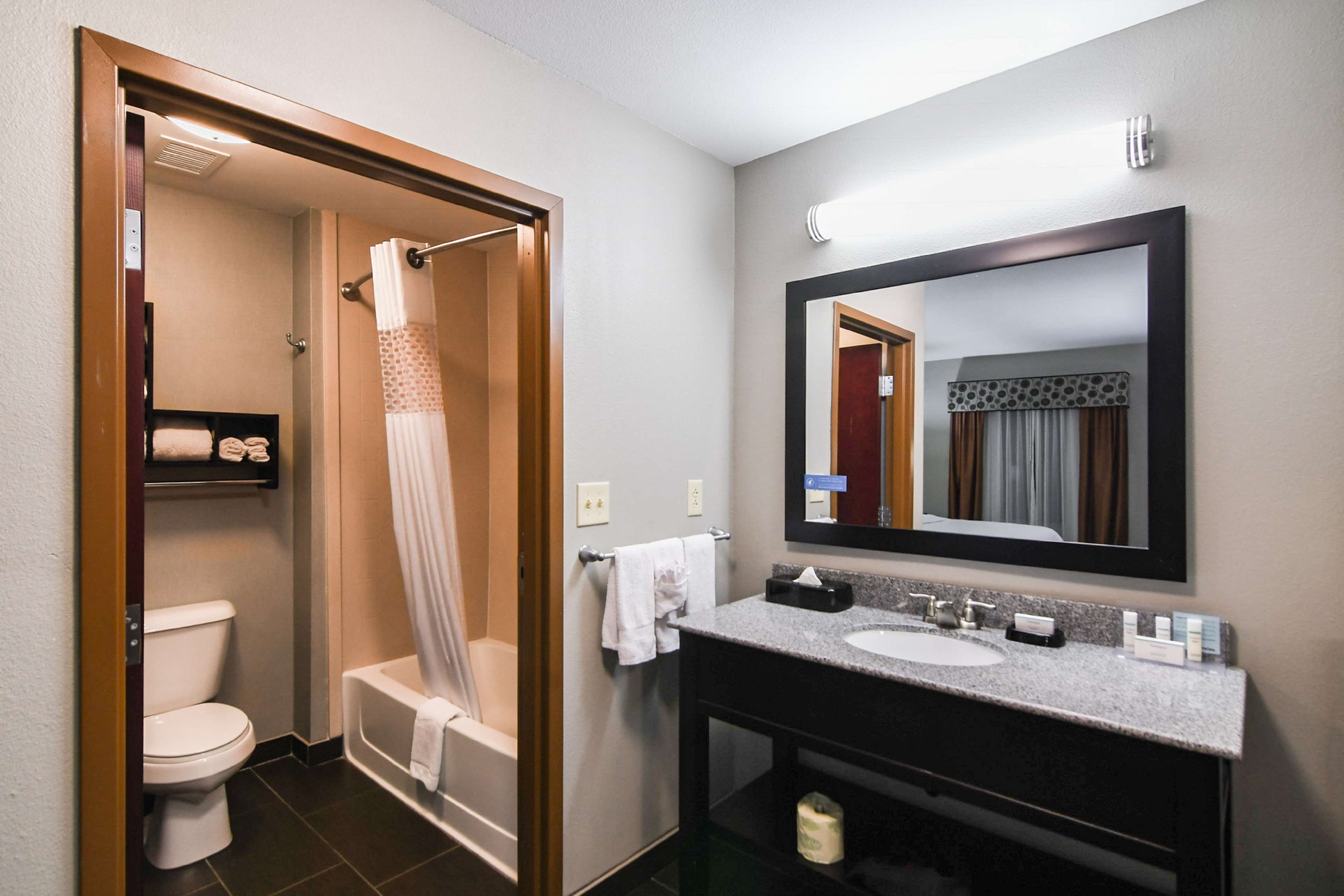 Guest room bath