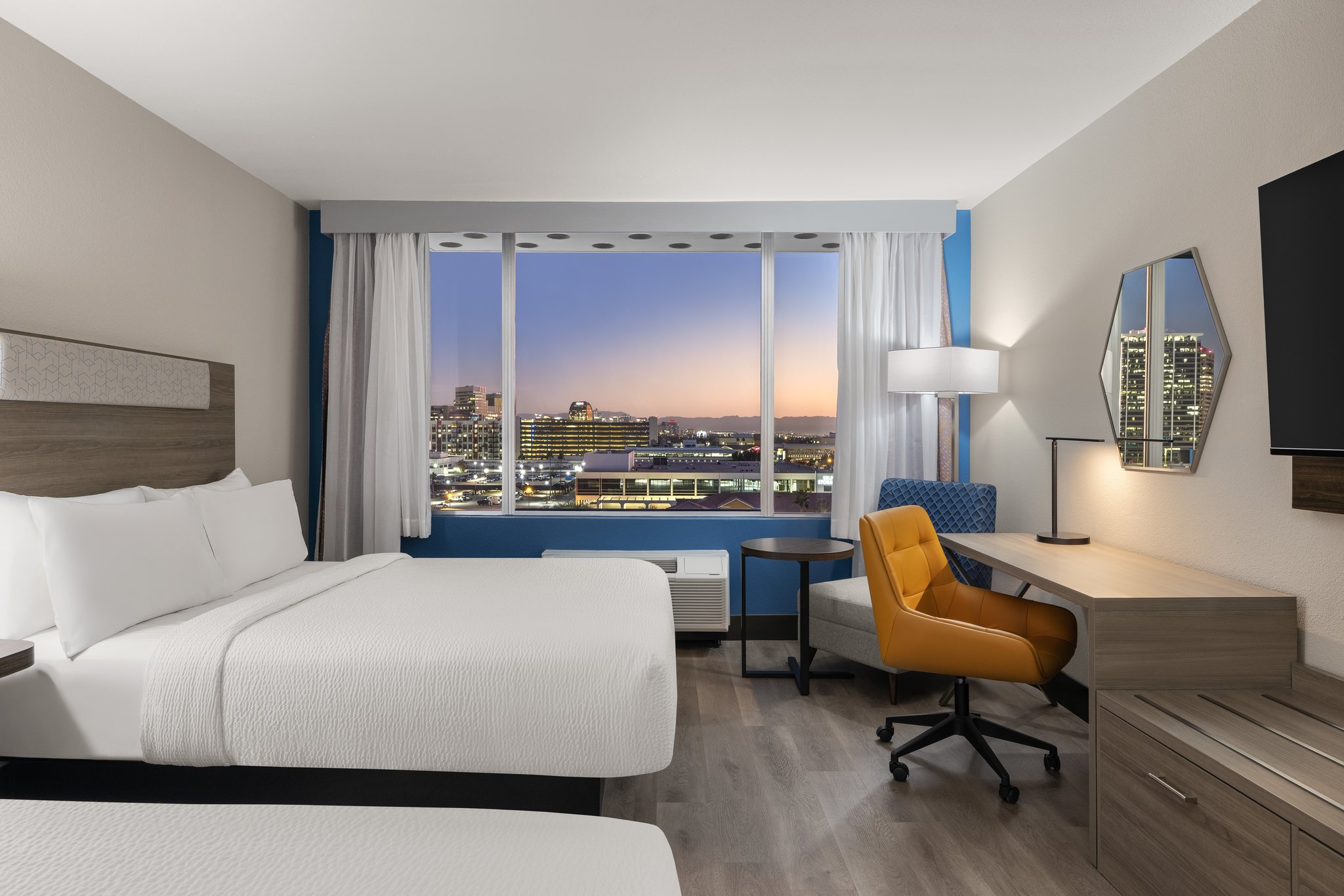 Holiday Inn Express & Suites Phoenix - Midtown by IHG Image