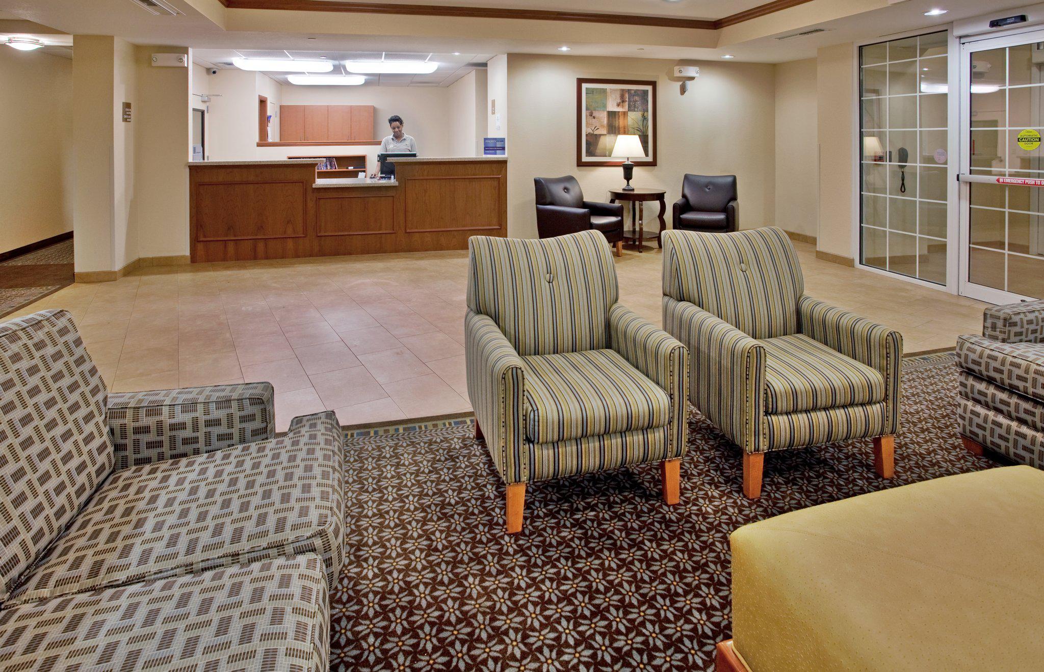 Candlewood Suites Kansas City Northeast Photo