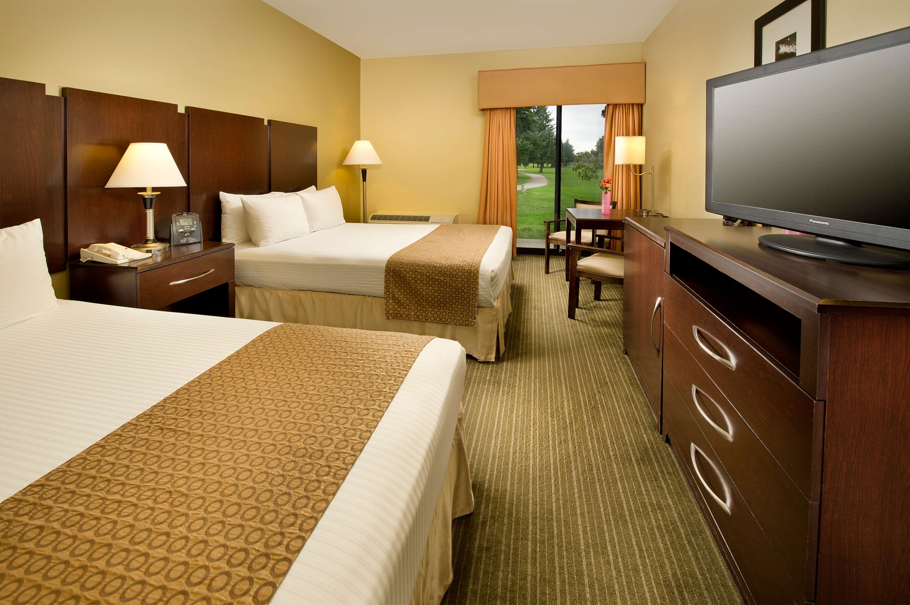 Best Western Plus Plaza by the Green Photo