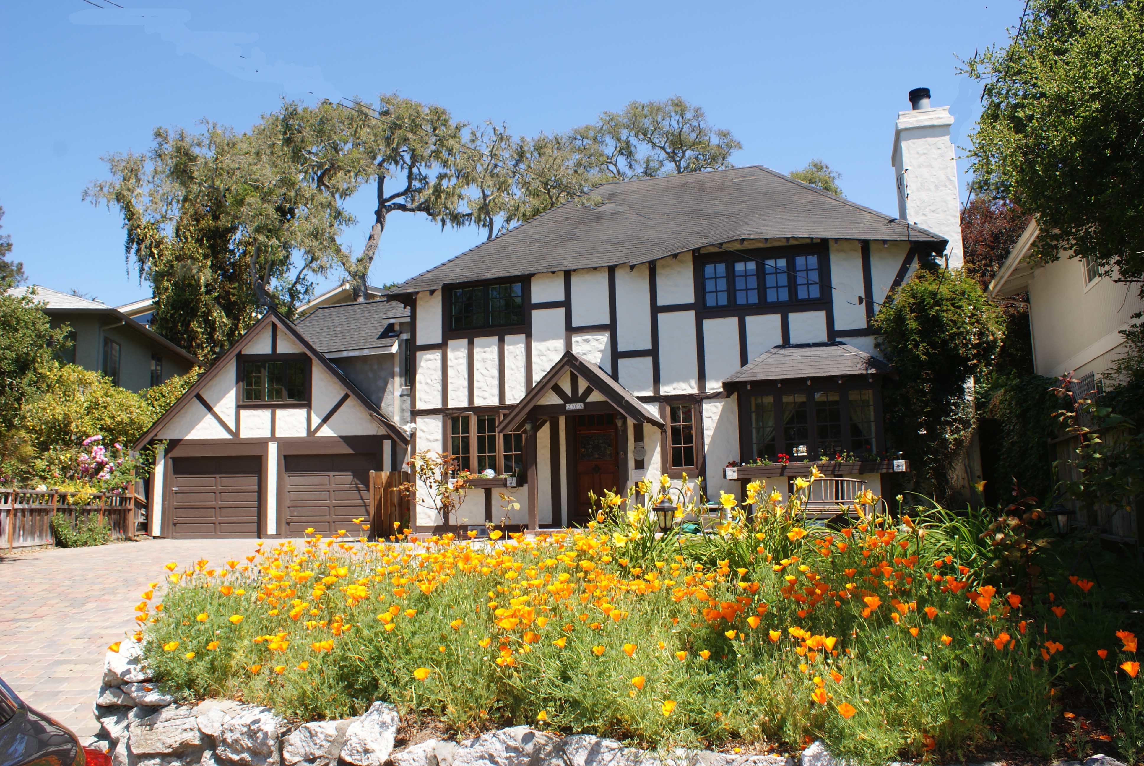 Tudor Rose Manor Logo