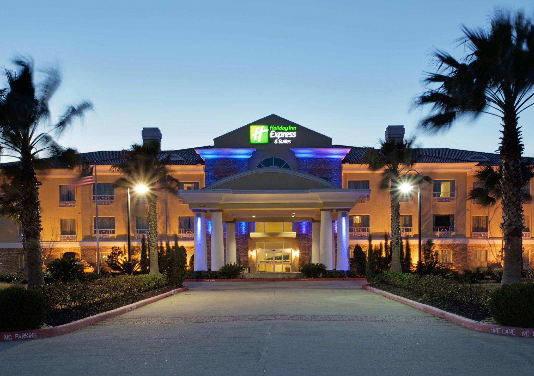 Holiday Inn Express & Suites Pearland Photo