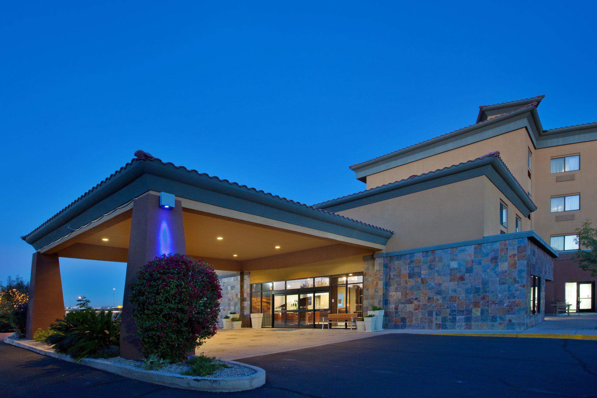 Holiday Inn Express & Suites Phoenix/Chandler (Ahwatukee) Photo