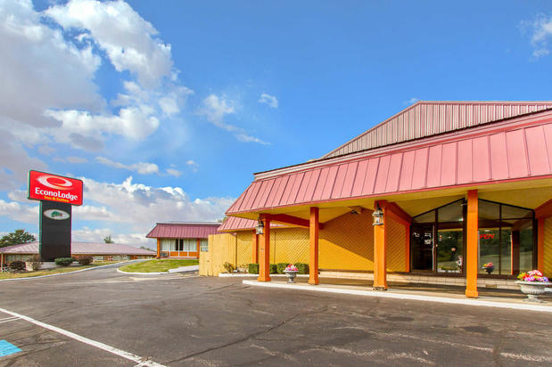 Images Econo Lodge Inn & Suites