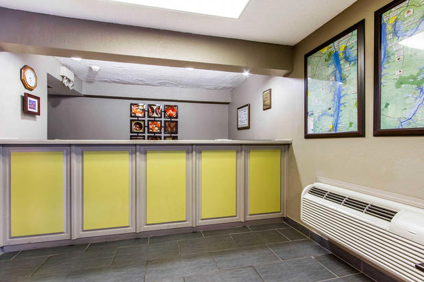 Images Econo Lodge Inn & Suites