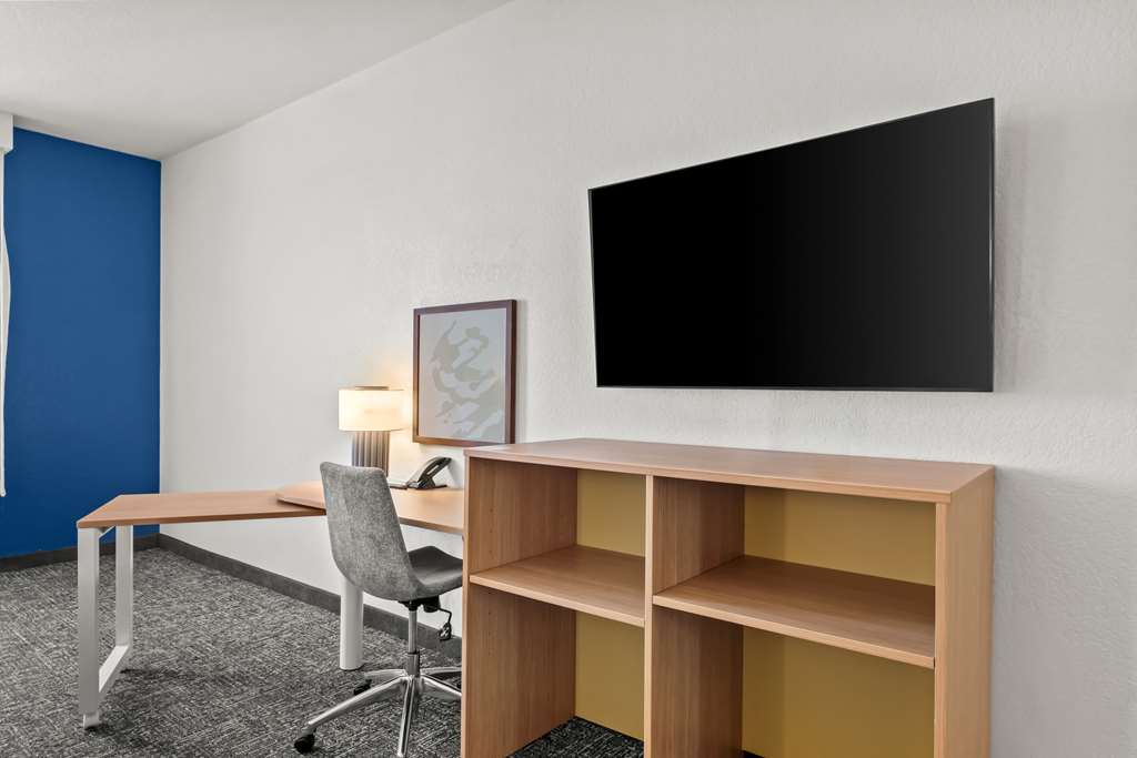 Spark by Hilton Selma Image