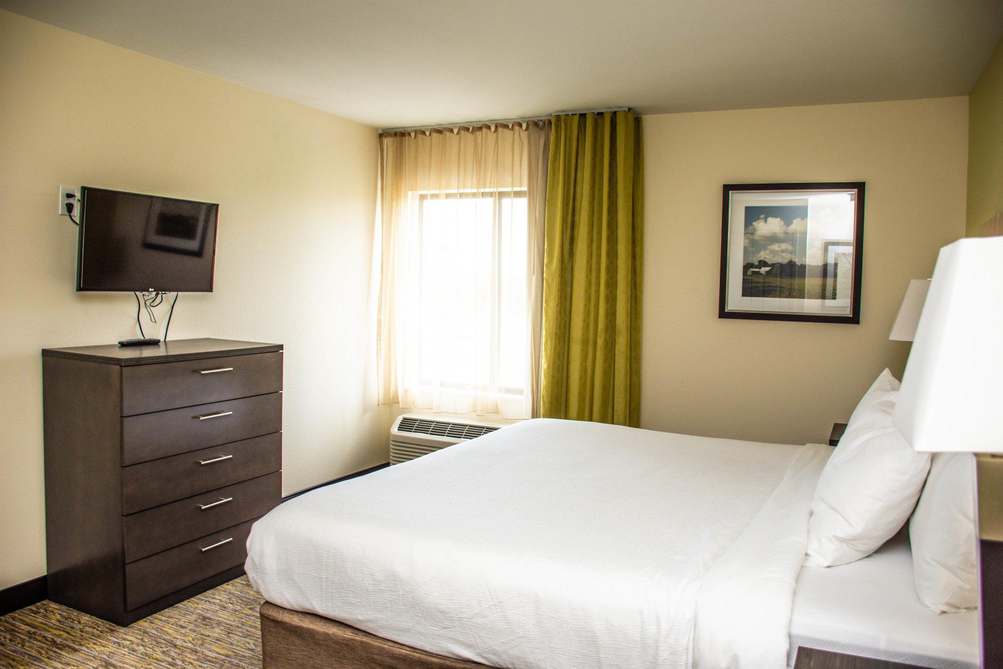 Candlewood Suites Overland Park - W 135th St. Photo