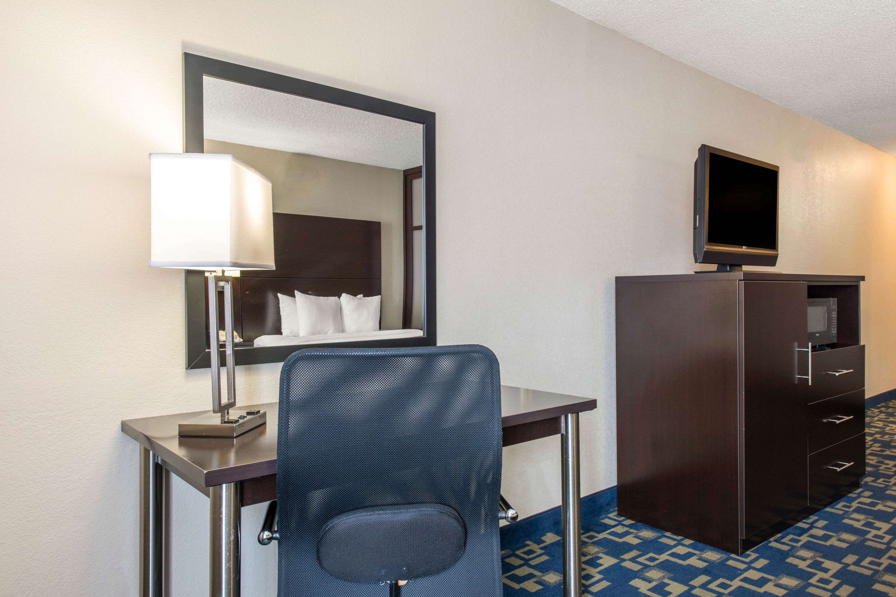 Comfort Inn & Suites Near Universal Orlando Resort Photo