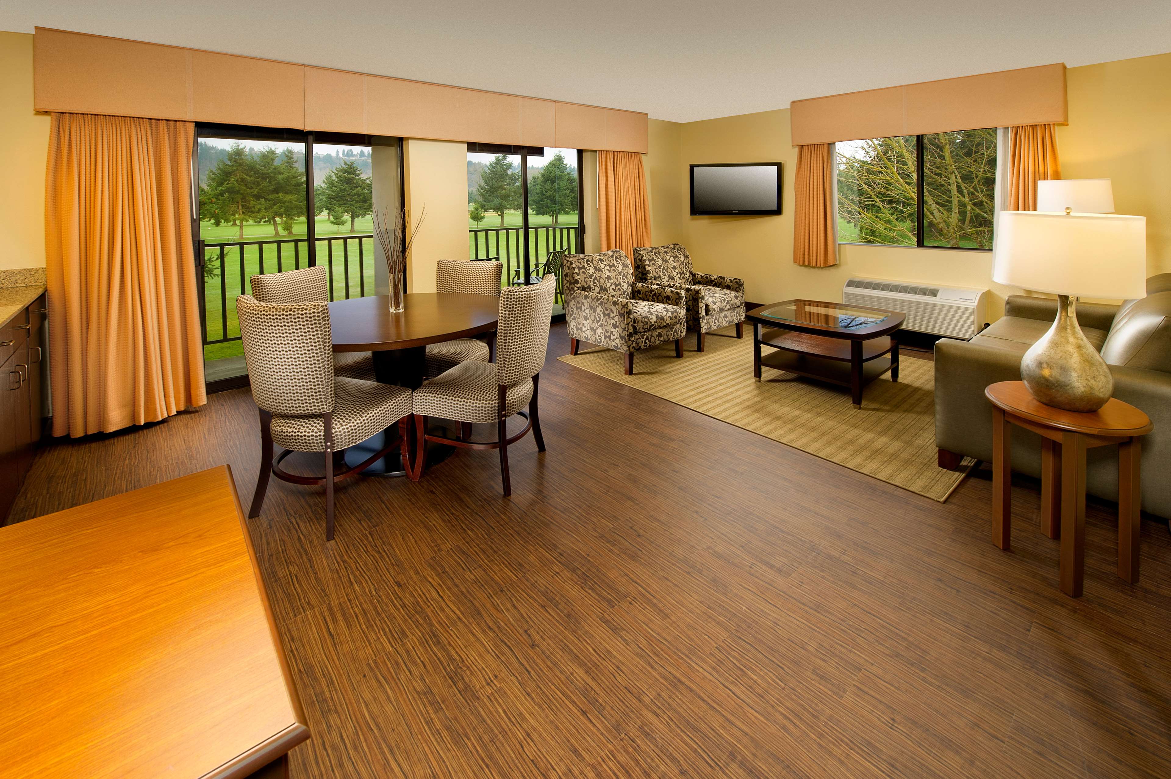 Best Western Plus Plaza by the Green Photo