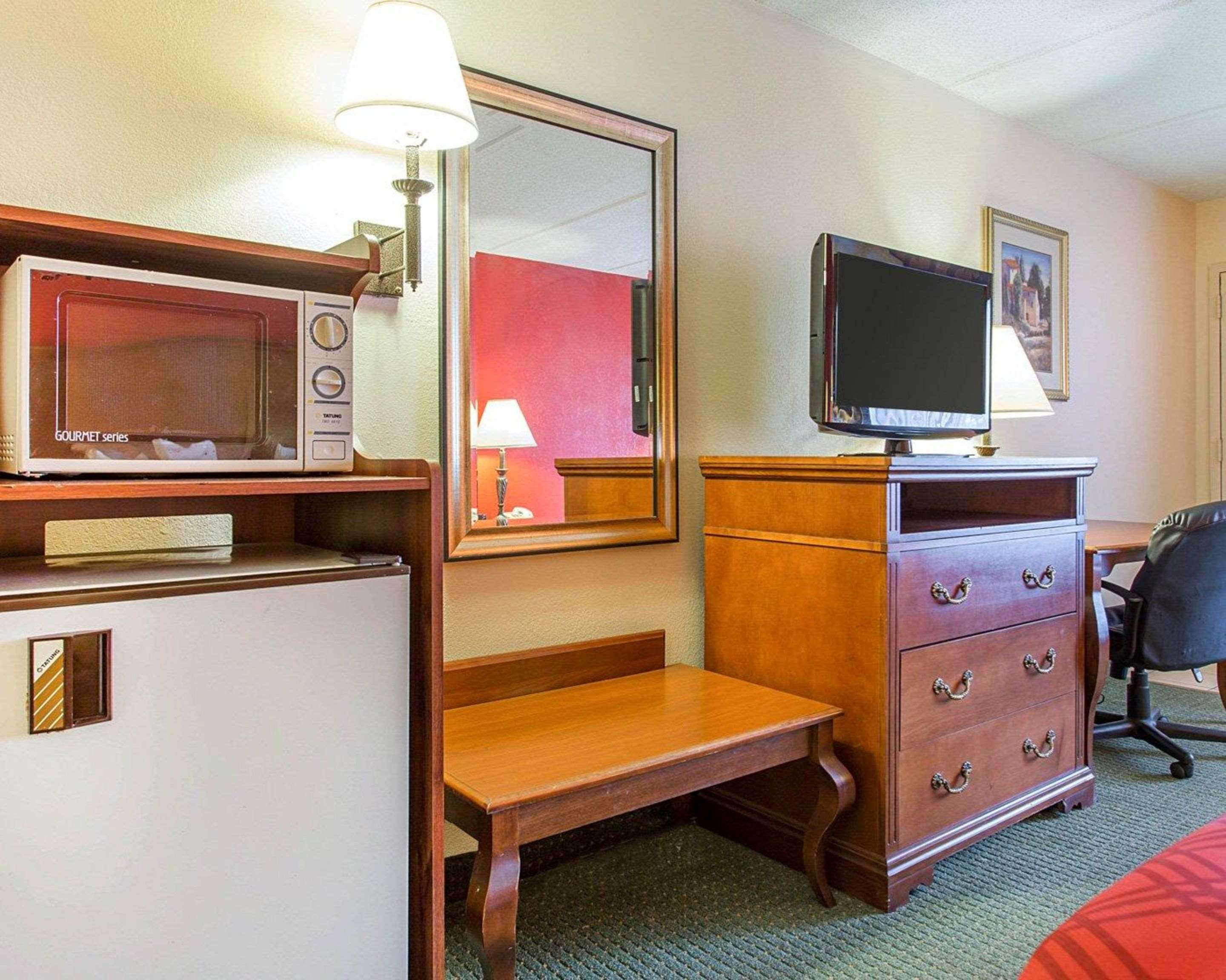 Econo Lodge Inn & Suites Photo