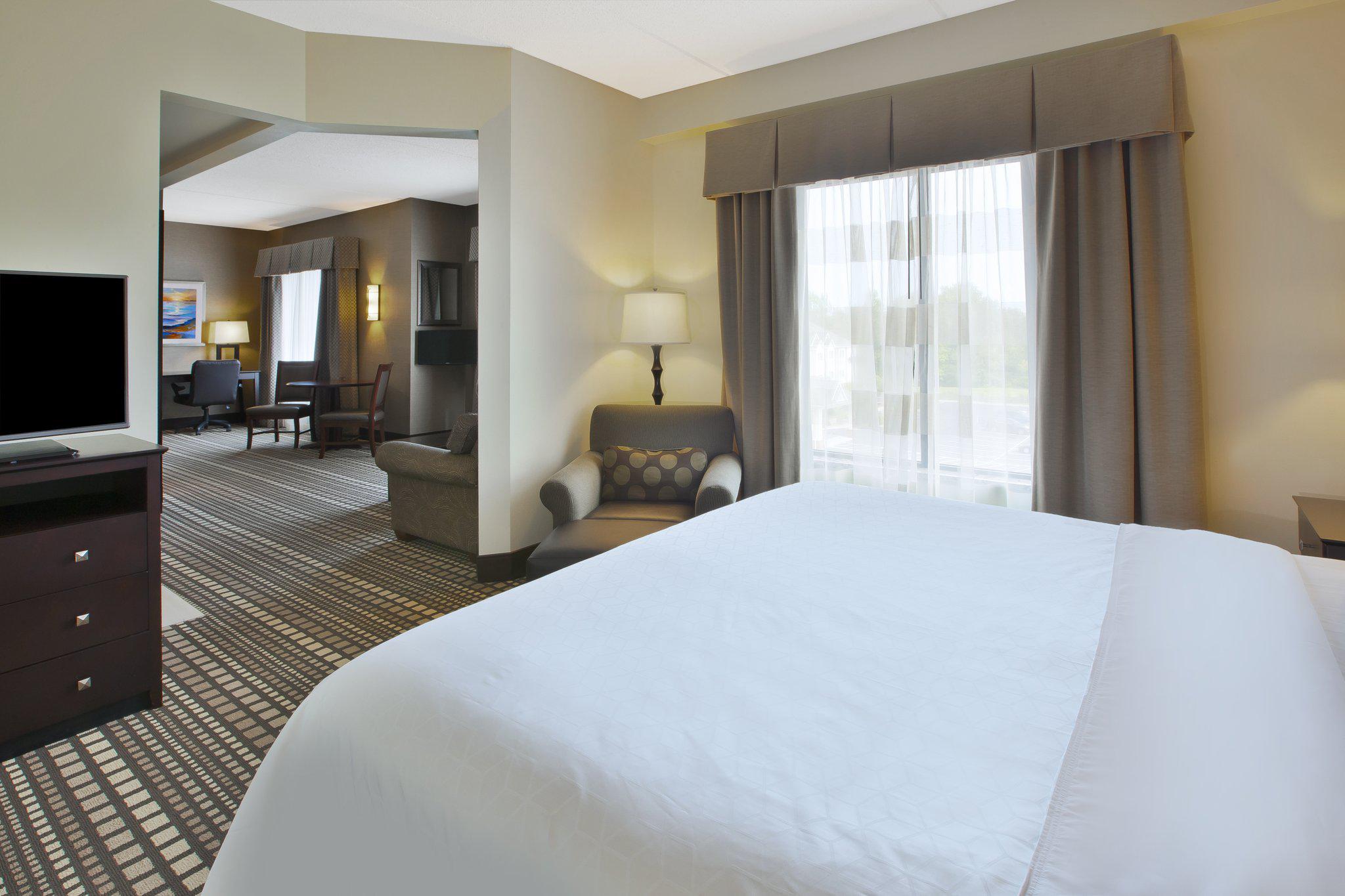 Holiday Inn Express & Suites Geneva Finger Lakes Photo