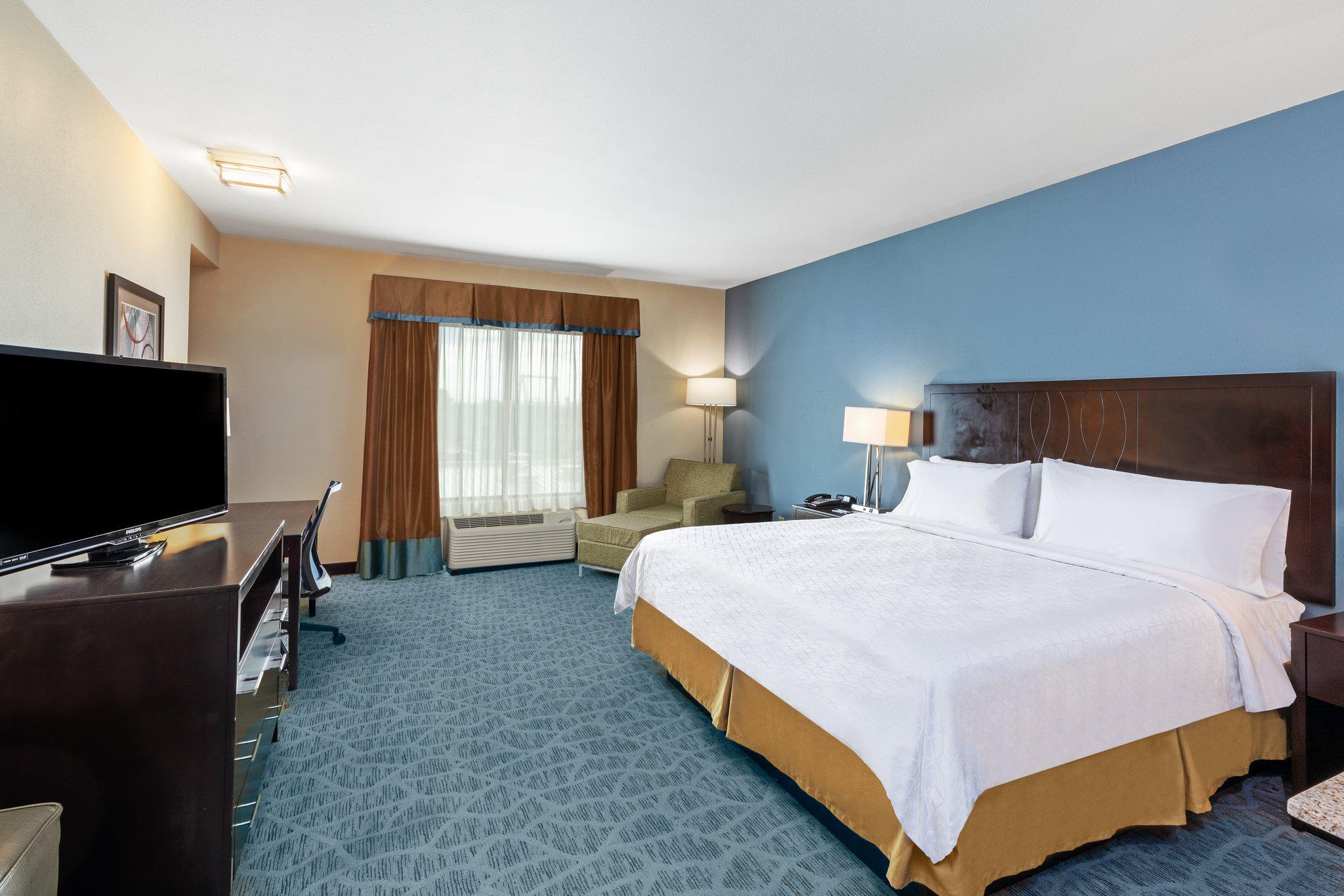 Holiday Inn Express & Suites Floresville Photo