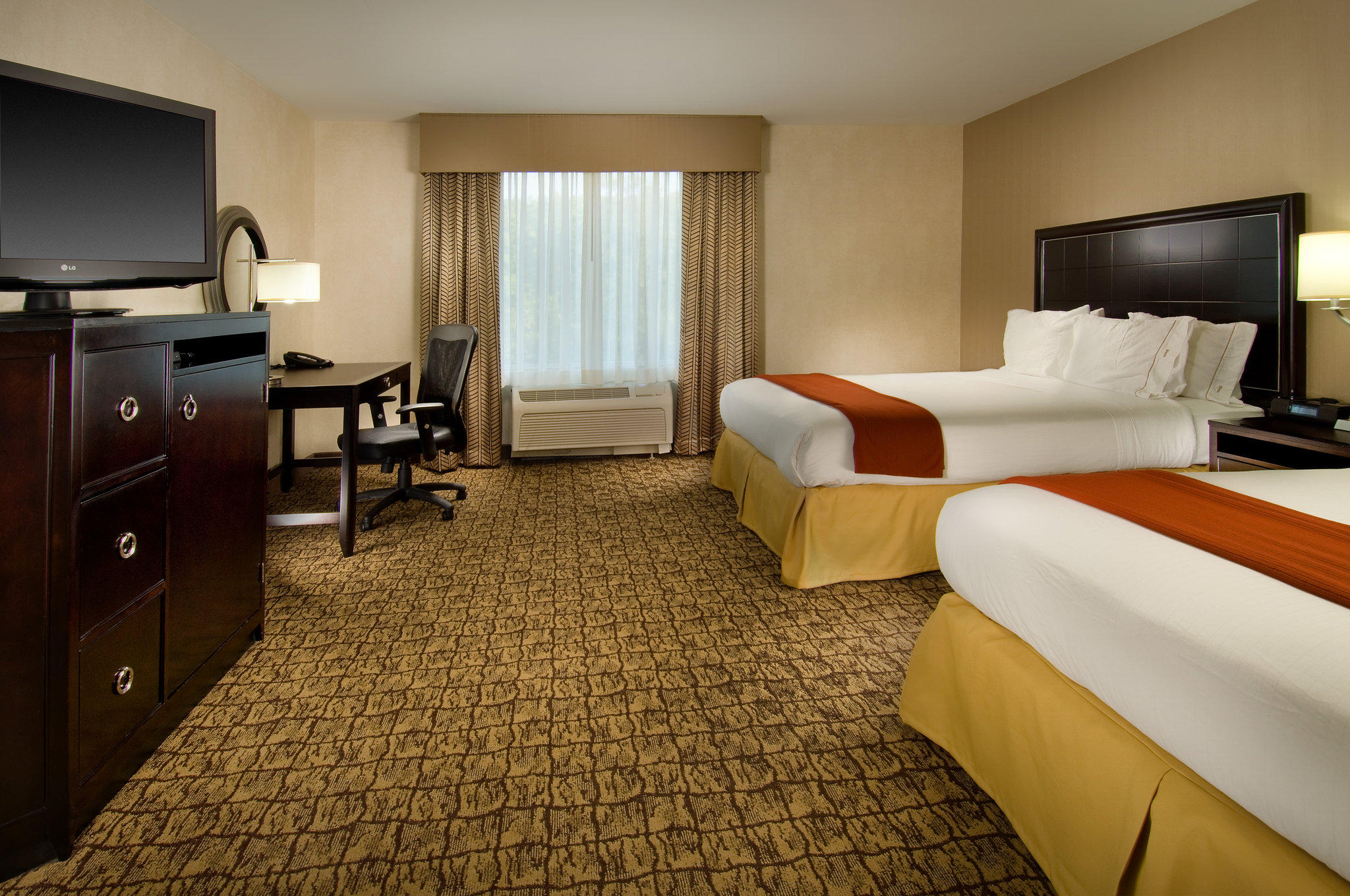 Holiday Inn Express & Suites Alexandria - Fort Belvoir Photo