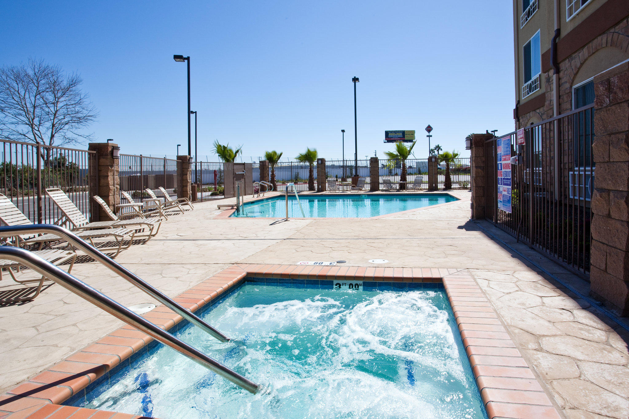 Holiday Inn Express & Suites Fresno South Photo